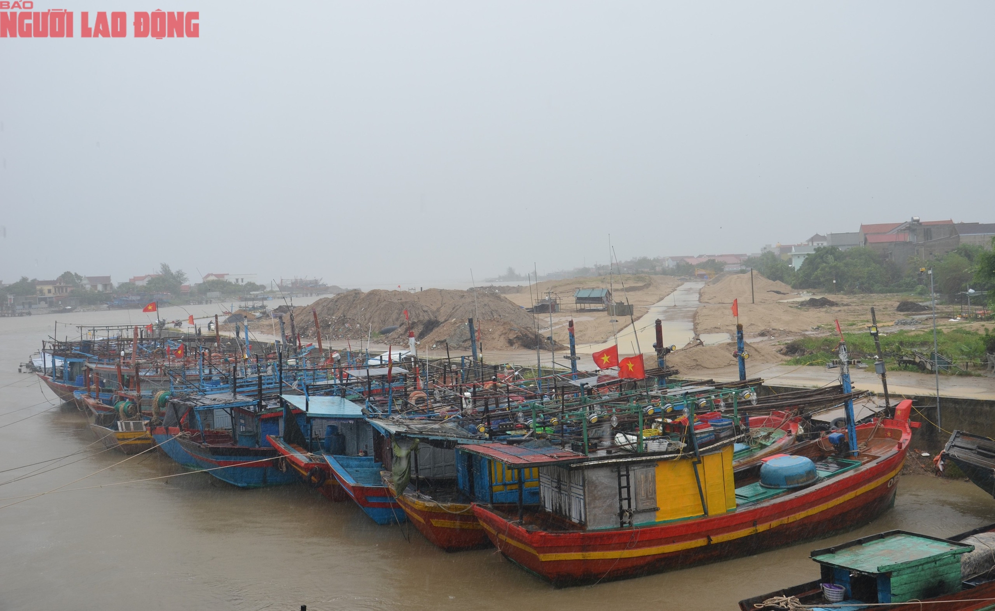 Biển dậy s&oacute;ng , h&agrave;ng ngh&igrave;n t&agrave;u thuyền tr&aacute;nh b&atilde;o số 5 tại Quảng Trị - Ảnh 5.