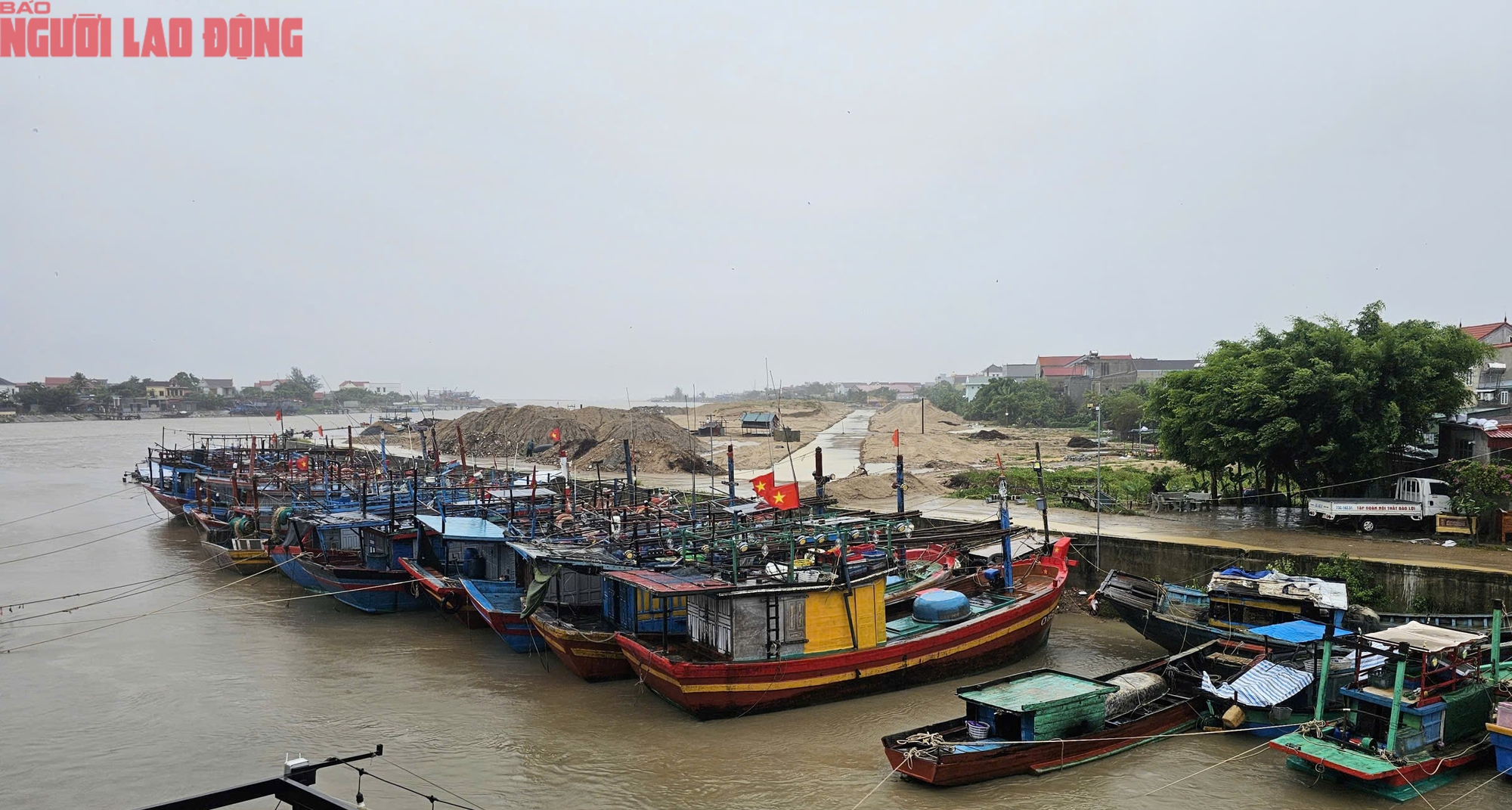 Biển dậy s&oacute;ng , h&agrave;ng ngh&igrave;n t&agrave;u thuyền tr&aacute;nh b&atilde;o số 5 tại Quảng Trị - Ảnh 8.