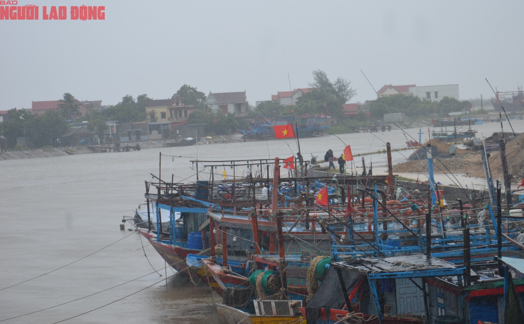 Biển dậy s&oacute;ng , h&agrave;ng ngh&igrave;n t&agrave;u thuyền tr&aacute;nh b&atilde;o số 5 tại Quảng Trị - Ảnh 10.