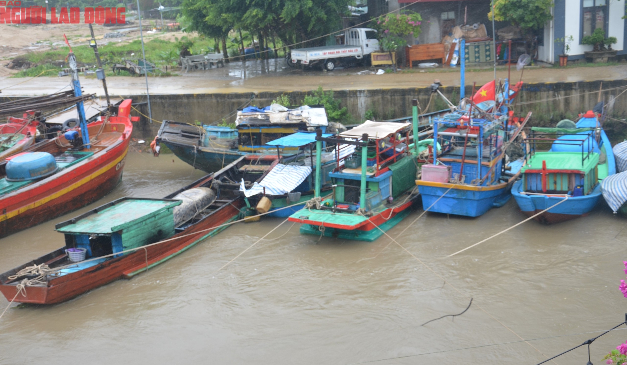 Biển dậy s&oacute;ng , h&agrave;ng ngh&igrave;n t&agrave;u thuyền tr&aacute;nh b&atilde;o số 5 tại Quảng Trị - Ảnh 11.