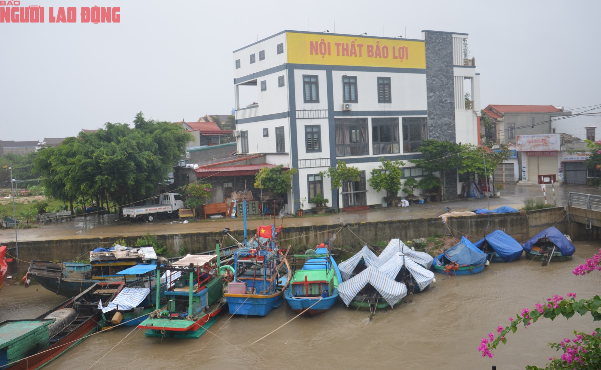 Biển dậy s&oacute;ng , h&agrave;ng ngh&igrave;n t&agrave;u thuyền tr&aacute;nh b&atilde;o số 5 tại Quảng Trị - Ảnh 12.