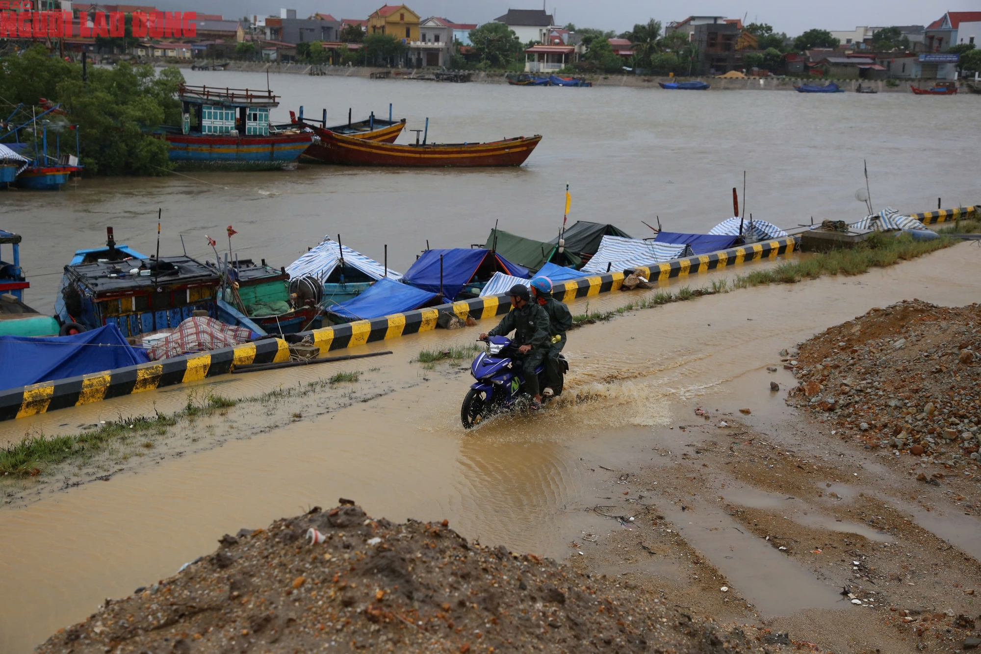 Biển dậy s&oacute;ng , h&agrave;ng ngh&igrave;n t&agrave;u thuyền tr&aacute;nh b&atilde;o số 5 tại Quảng Trị - Ảnh 13.