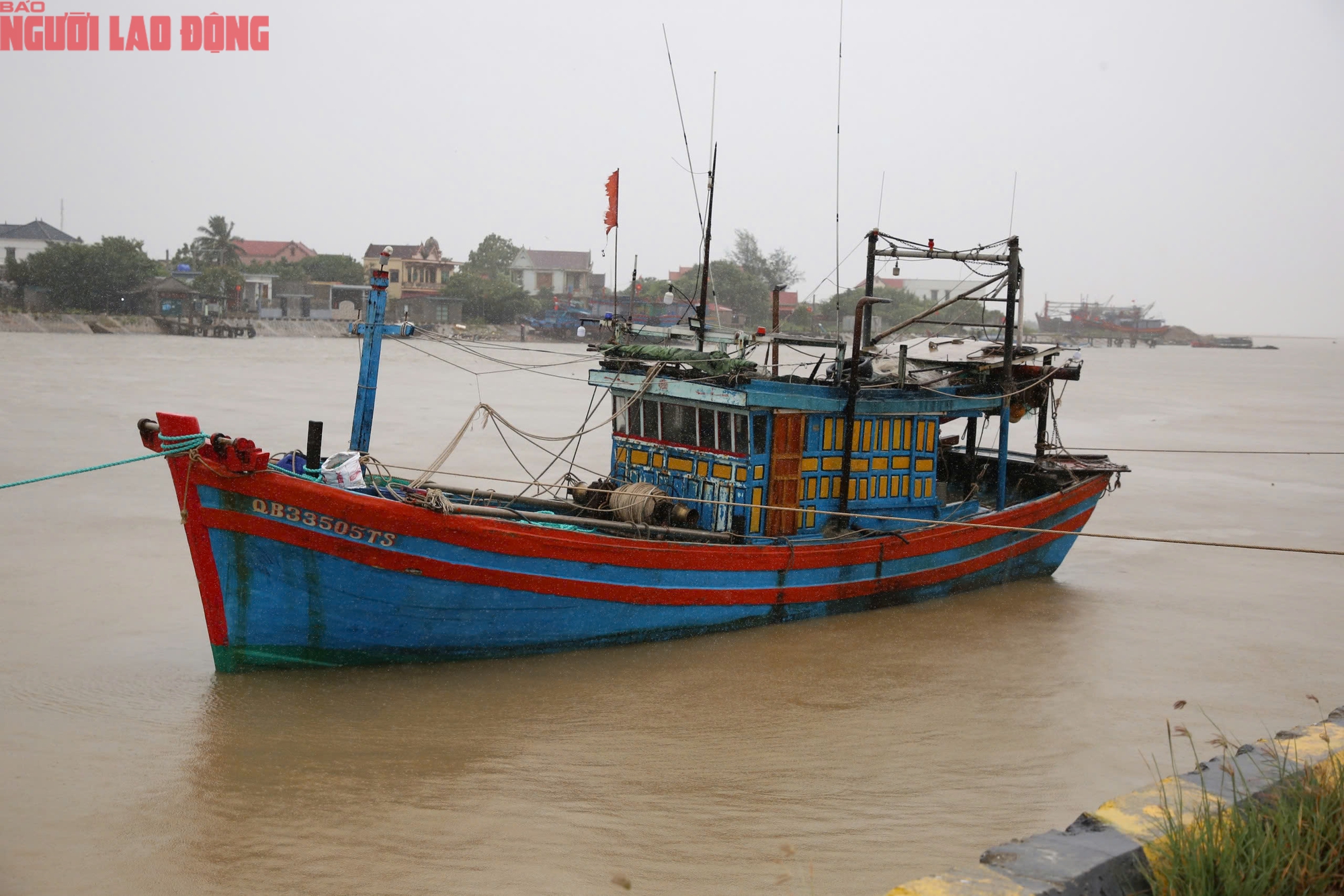 Biển dậy s&oacute;ng , h&agrave;ng ngh&igrave;n t&agrave;u thuyền tr&aacute;nh b&atilde;o số 5 tại Quảng Trị - Ảnh 15.
