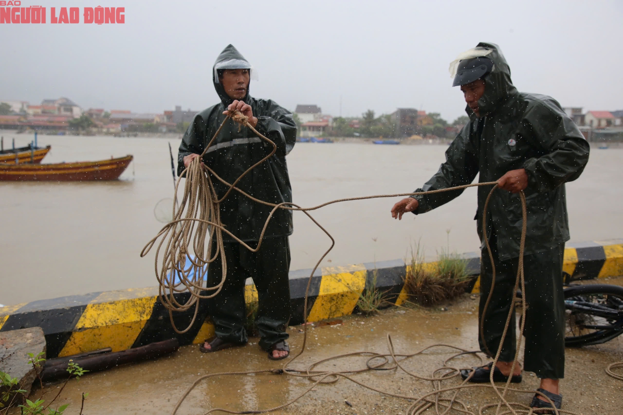 Biển dậy s&oacute;ng , h&agrave;ng ngh&igrave;n t&agrave;u thuyền tr&aacute;nh b&atilde;o số 5 tại Quảng Trị - Ảnh 17.