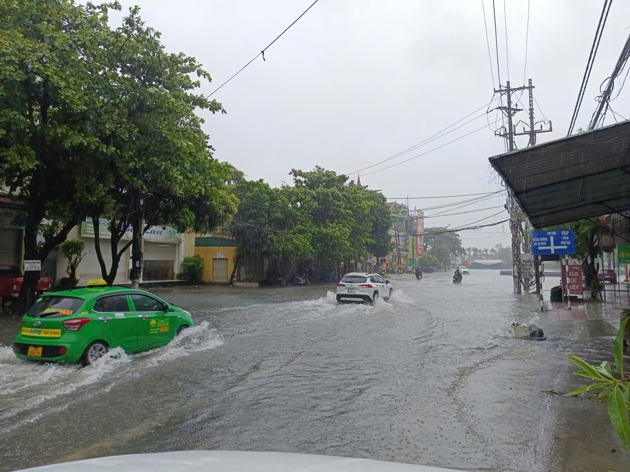 B&atilde;o số 5 đang quần thảo tr&ecirc;n đất liền khu vực Nghệ An, mưa to, gi&oacute; r&iacute;t li&ecirc;n hồi- Ảnh 2.