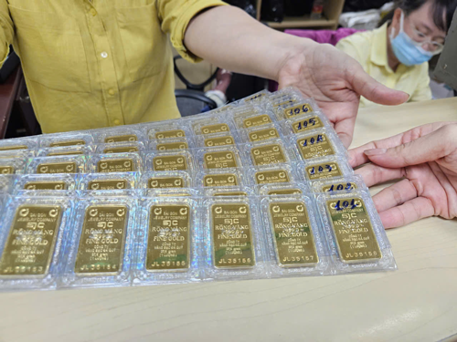 Lời cảnh báo khi mua bán vàng miếng SJC ở chợ đen cần lưu ý - Ảnh 1.