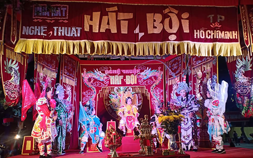 Bệ phóng cho sân khấu Việt