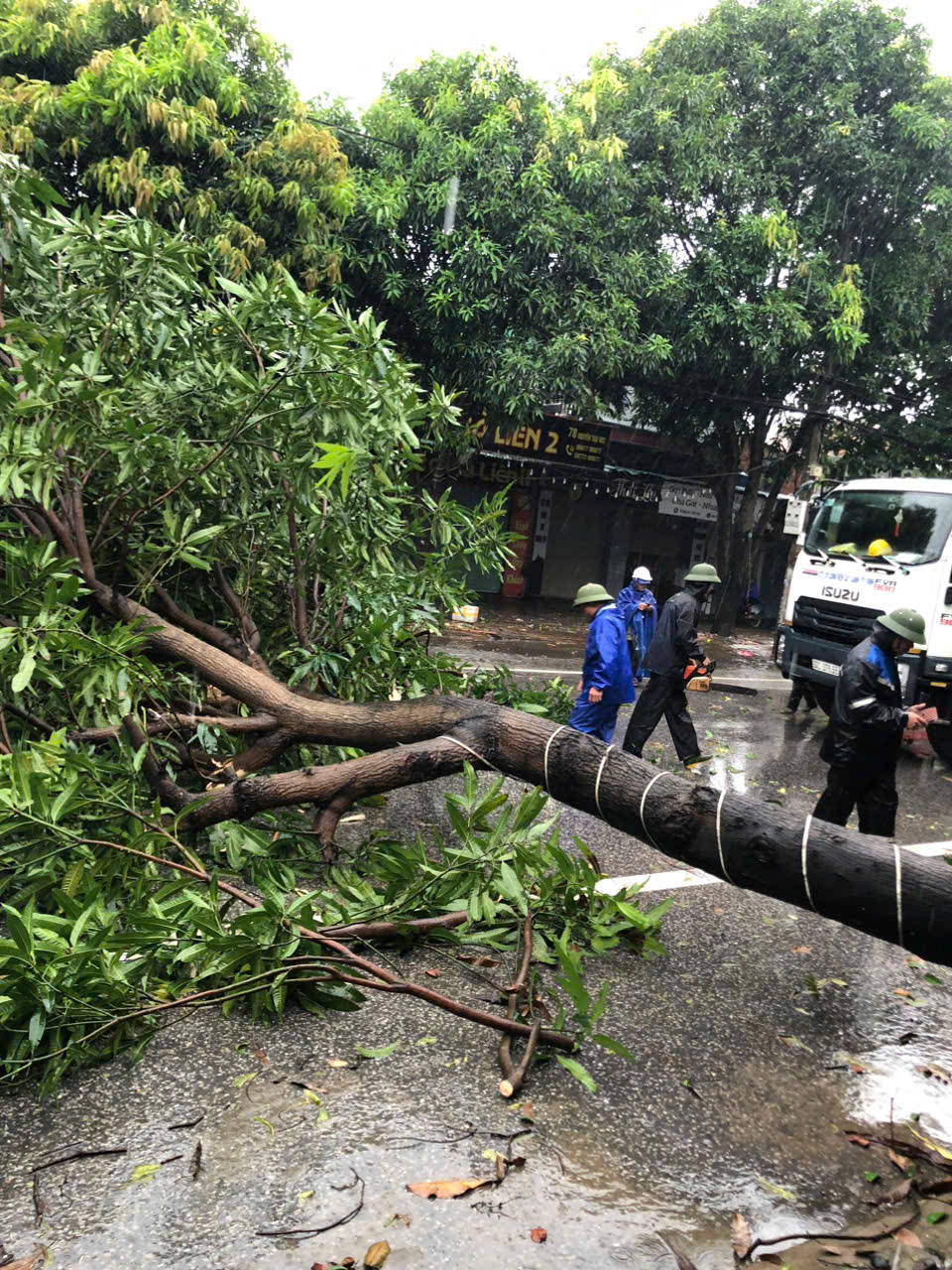 Nh&agrave; sập trong b&atilde;o số 5, vợ v&agrave; con g&aacute;i tho&aacute;t được ra ngo&agrave;i, chồng bị mắc kẹt- Ảnh 1.
