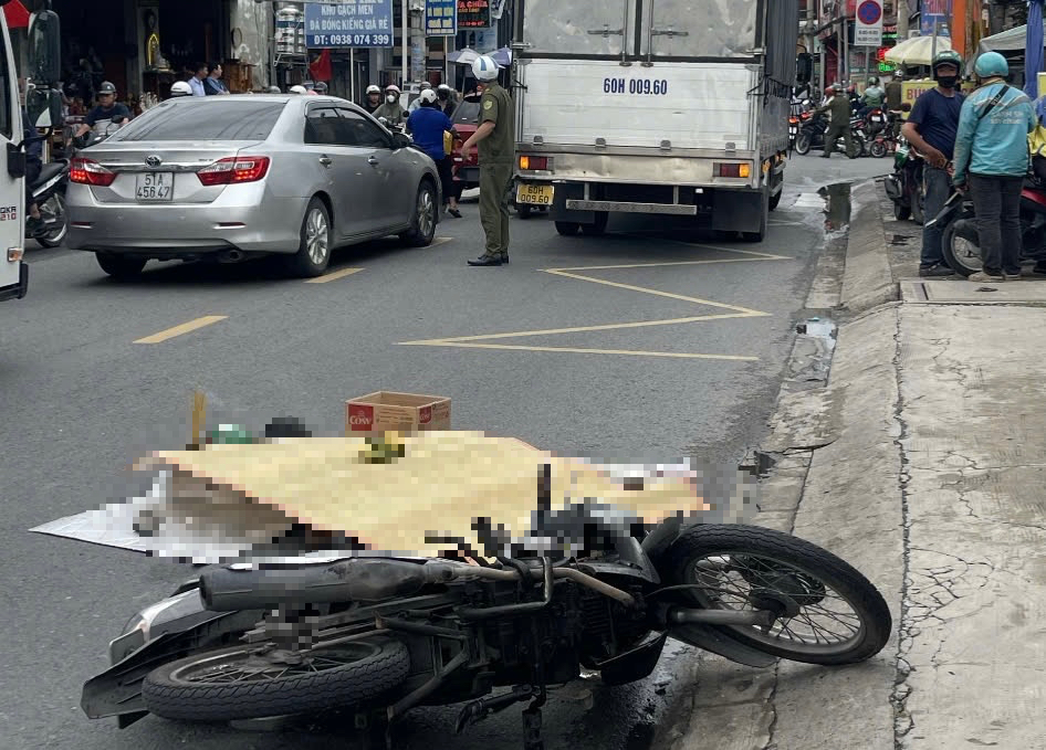 Tai nạn giao th&ocirc;ng nghi&ecirc;m trọng tr&ecirc;n đường H&agrave; Huy Gi&aacute;p , TP HCM l&agrave;m t&agrave;i xế tử vong - Ảnh 1.