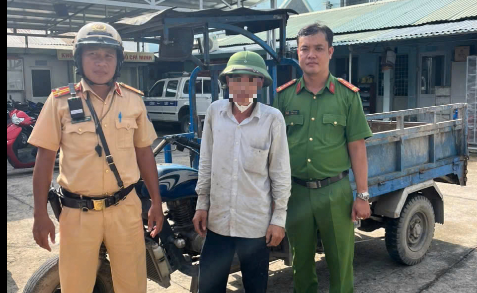 Chạy xe ba g&aacute;c chở &ocirc; t&ocirc; bị phạt nặng , CSGT TP HCM cảnh b&aacute;o người d&acirc;n - Ảnh 1.