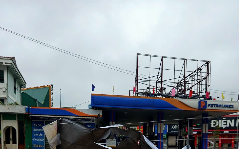 Nh&agrave; sập trong b&atilde;o số 5, vợ v&agrave; con g&aacute;i tho&aacute;t được ra ngo&agrave;i, chồng bị mắc kẹt- Ảnh 2.