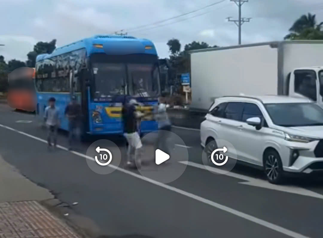Người tr&ecirc;n xe kh&aacute;ch v&agrave; &ocirc; t&ocirc; dừng phương tiện giữa Quốc lộ 1 ở C&agrave; Mau "n&oacute;i chuyện" - Ảnh 1.