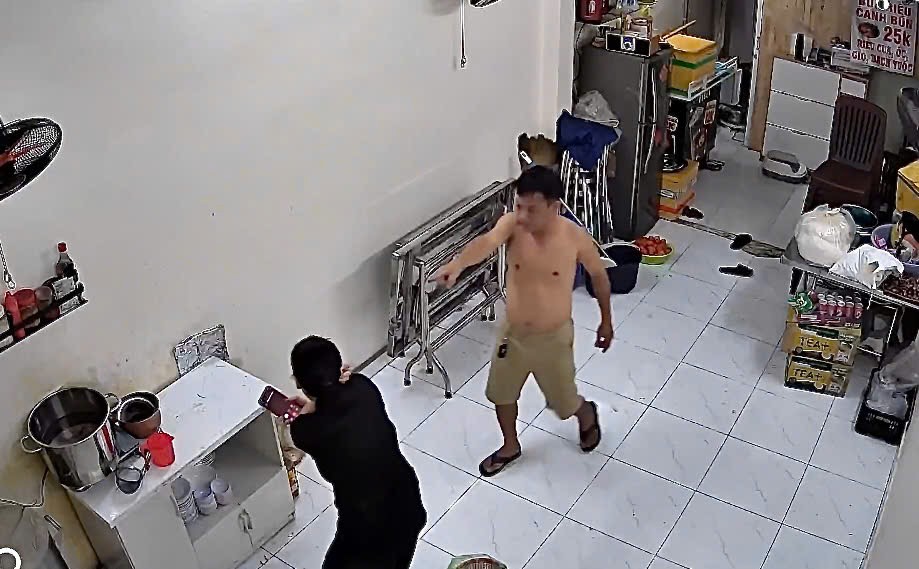 Điều tra vụ c&ocirc; g&aacute;i bị chủ nh&agrave; h&agrave;nh hung ở TP HCM- Ảnh 1.
