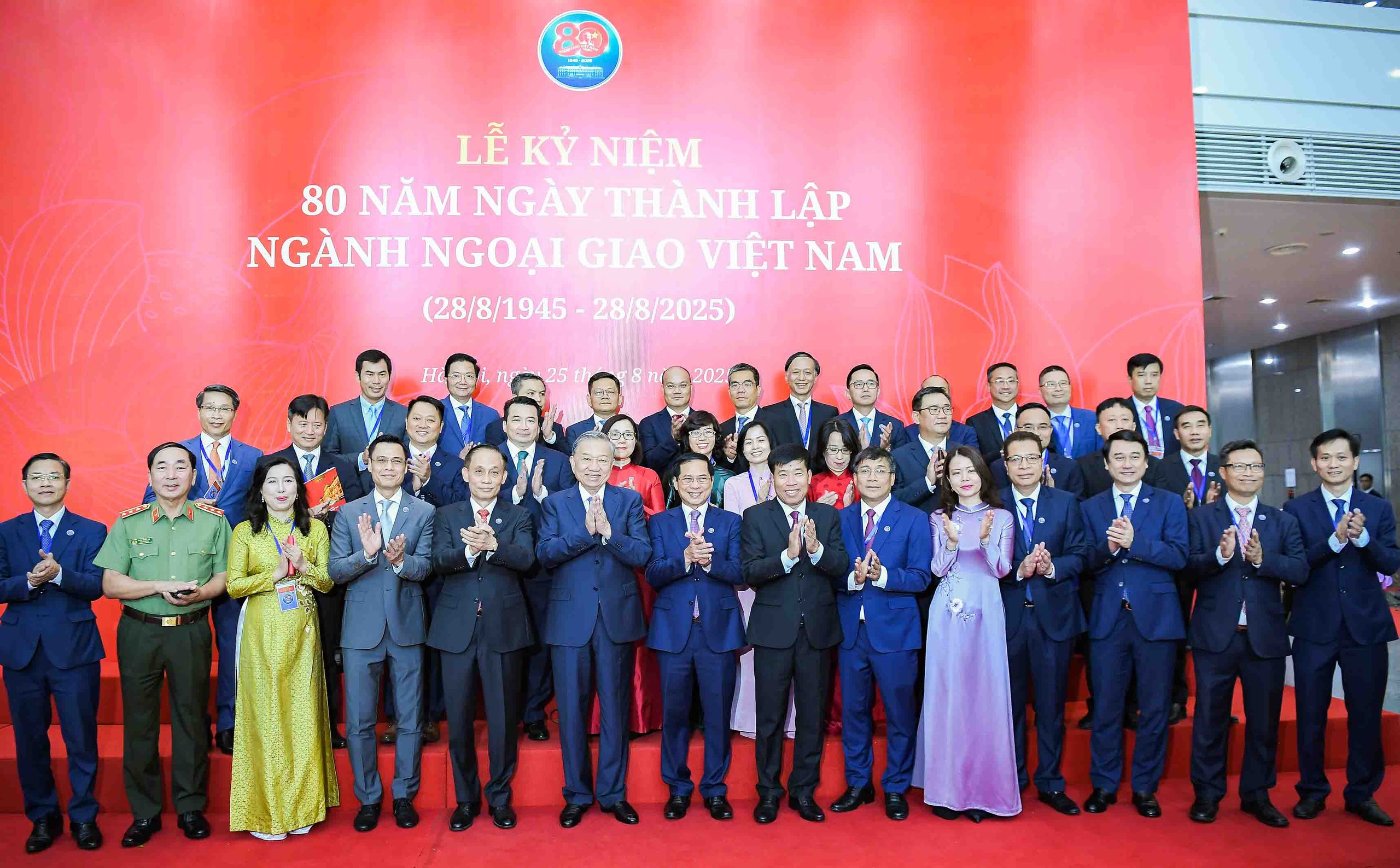 Tổng B&iacute; thư T&ocirc; L&acirc;m trao tặng b&agrave; Nguyễn Thị B&igrave;nh danh hiệu &ldquo;Anh h&ugrave;ng Lao động&rdquo; - Ảnh 17.