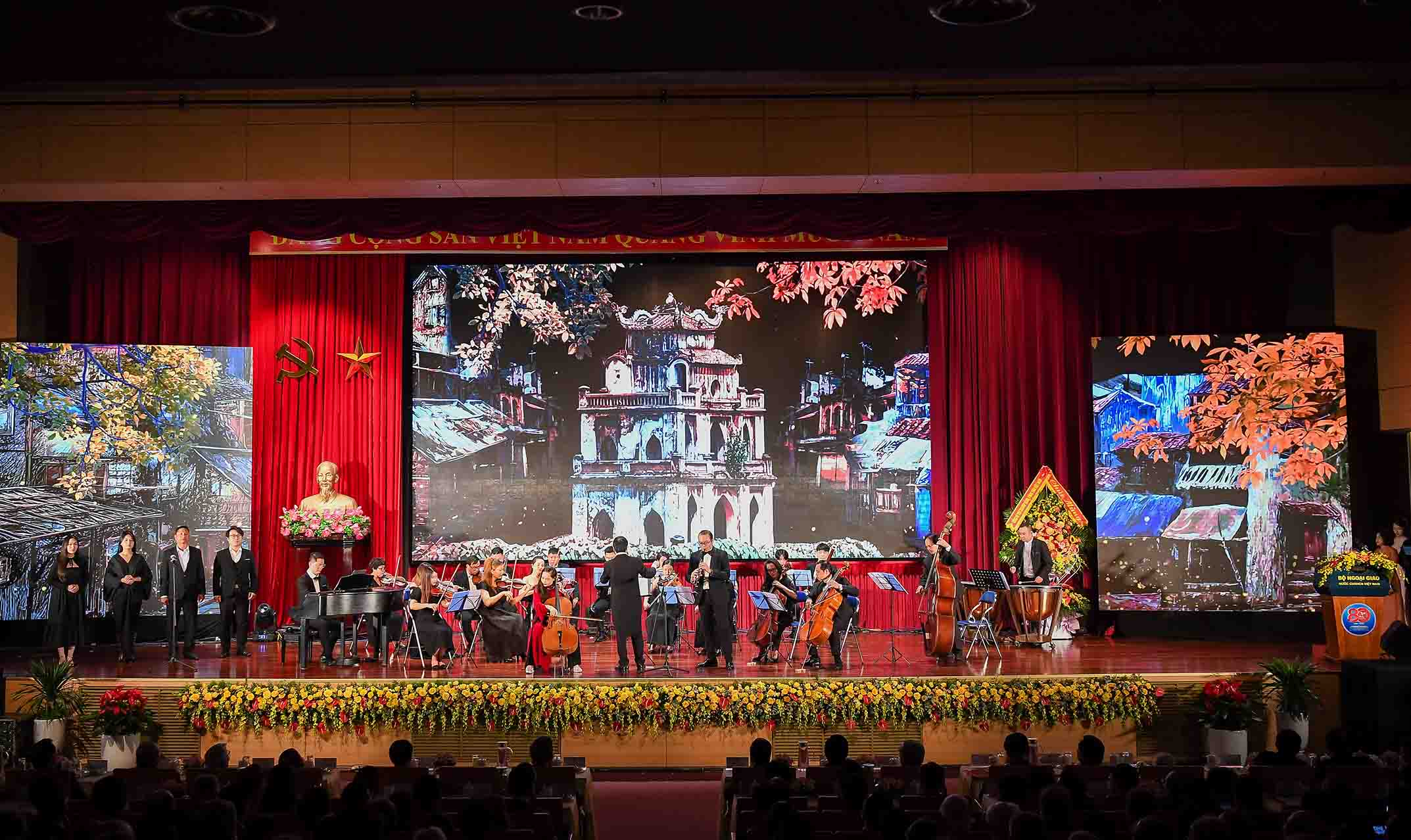 Tổng B&iacute; thư T&ocirc; L&acirc;m trao tặng b&agrave; Nguyễn Thị B&igrave;nh danh hiệu &ldquo;Anh h&ugrave;ng Lao động&rdquo; - Ảnh 16.