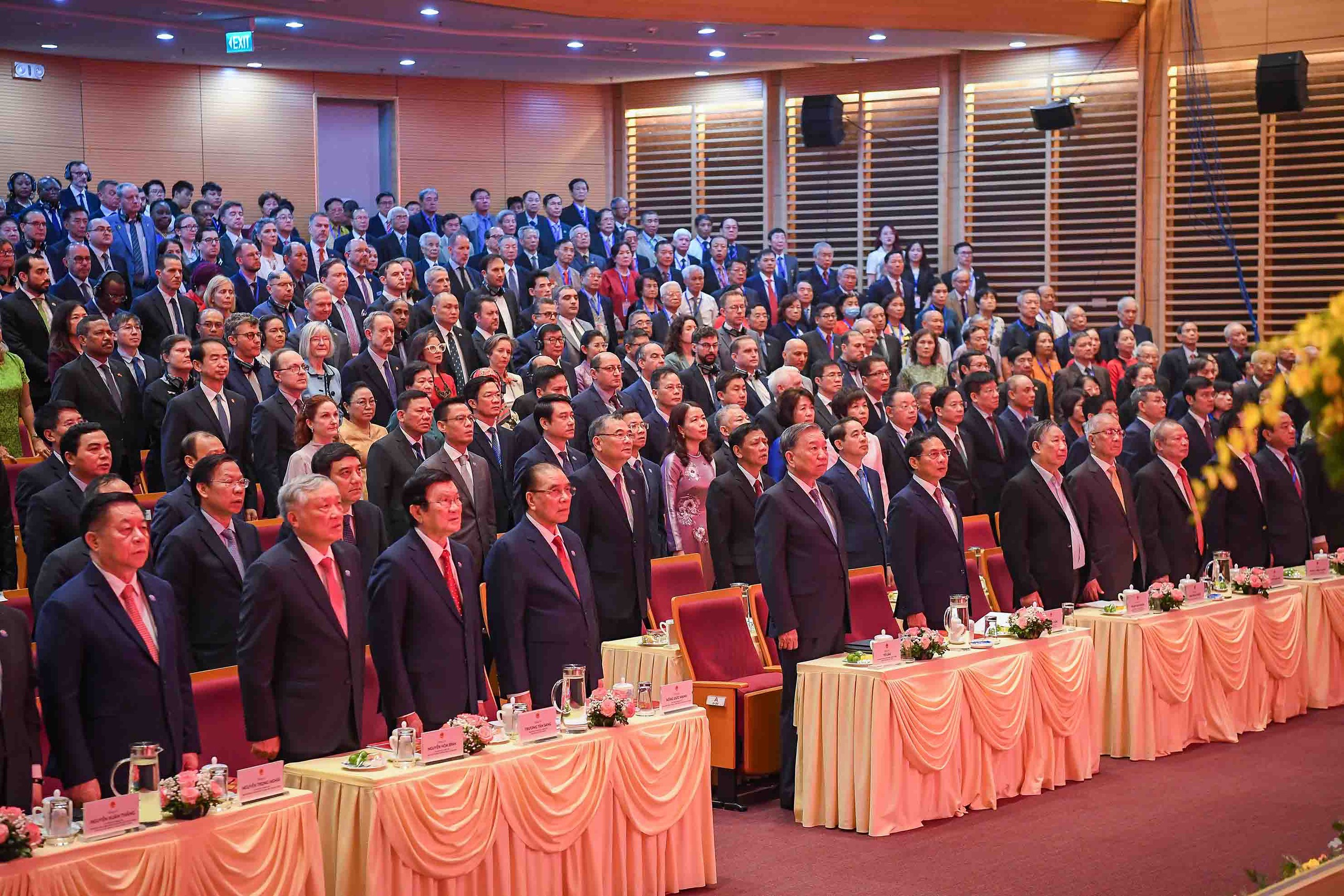 Tổng B&iacute; thư T&ocirc; L&acirc;m trao tặng b&agrave; Nguyễn Thị B&igrave;nh danh hiệu &ldquo;Anh h&ugrave;ng Lao động&rdquo; - Ảnh 7.