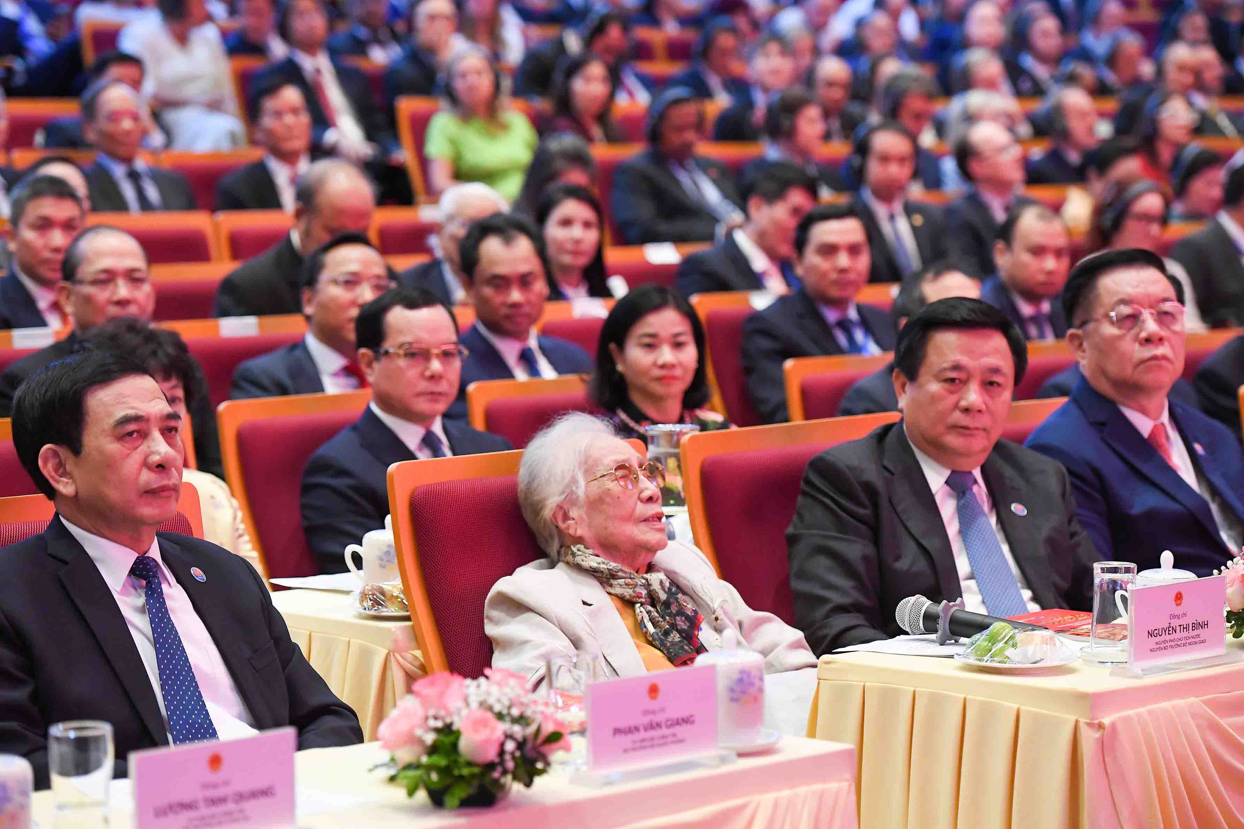 Tổng B&iacute; thư T&ocirc; L&acirc;m trao tặng b&agrave; Nguyễn Thị B&igrave;nh danh hiệu &ldquo;Anh h&ugrave;ng Lao động&rdquo; - Ảnh 9.