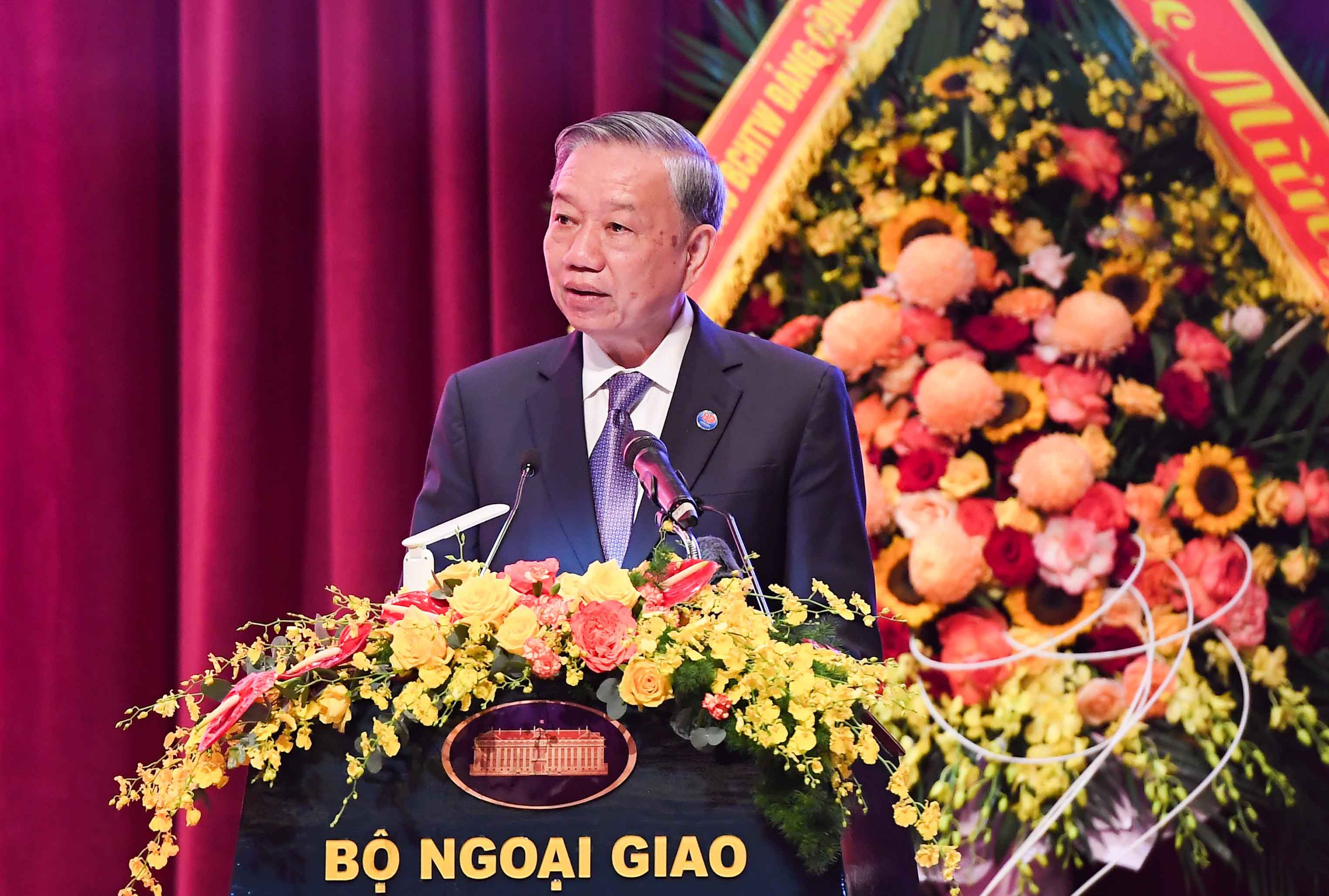 Tổng B&iacute; thư T&ocirc; L&acirc;m trao tặng b&agrave; Nguyễn Thị B&igrave;nh danh hiệu &ldquo;Anh h&ugrave;ng Lao động&rdquo; - Ảnh 11.