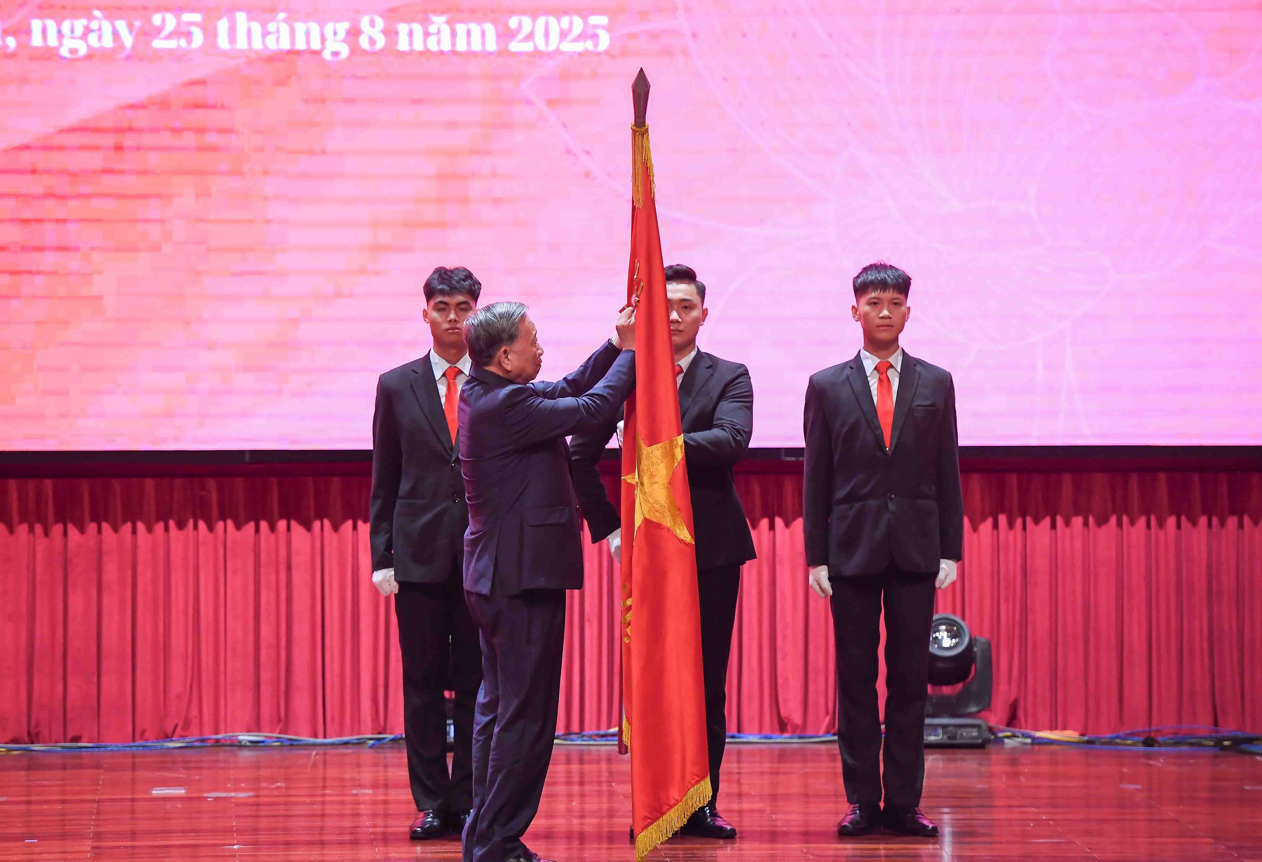 Tổng B&iacute; thư T&ocirc; L&acirc;m trao tặng b&agrave; Nguyễn Thị B&igrave;nh danh hiệu &ldquo;Anh h&ugrave;ng Lao động&rdquo; - Ảnh 12.
