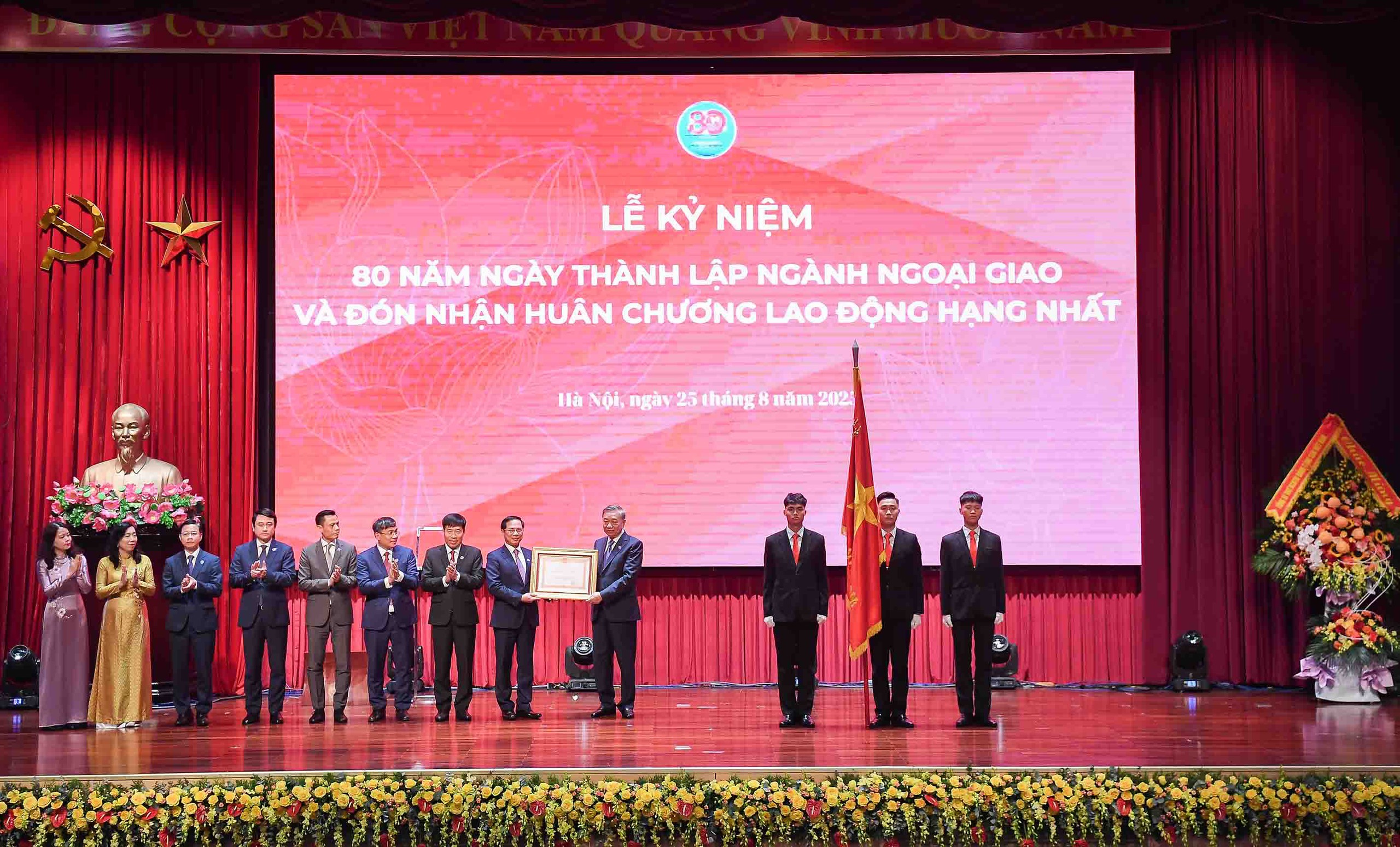 Tổng B&iacute; thư T&ocirc; L&acirc;m trao tặng b&agrave; Nguyễn Thị B&igrave;nh danh hiệu &ldquo;Anh h&ugrave;ng Lao động&rdquo; - Ảnh 13.