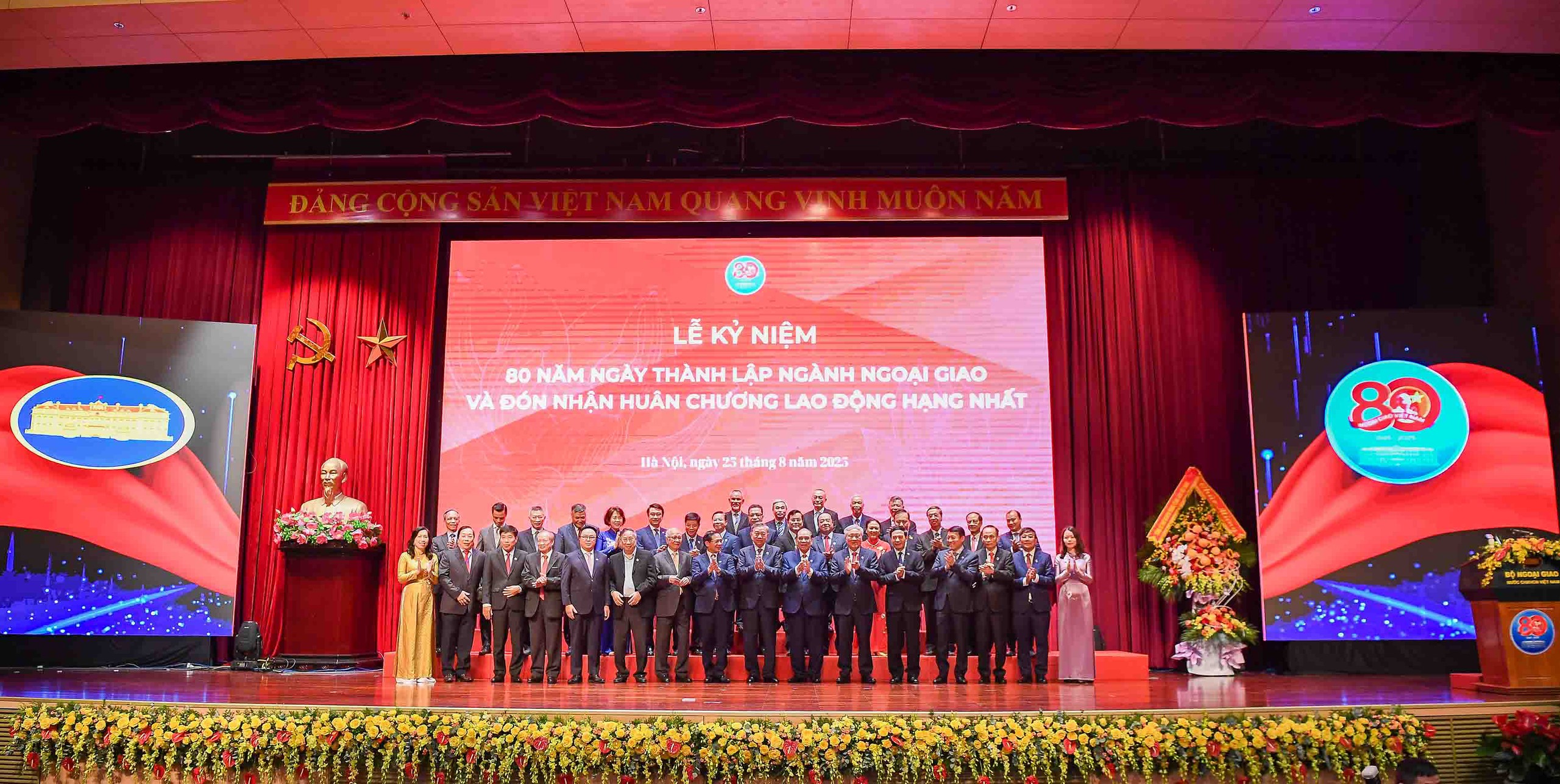 Tổng B&iacute; thư T&ocirc; L&acirc;m trao tặng b&agrave; Nguyễn Thị B&igrave;nh danh hiệu &ldquo;Anh h&ugrave;ng Lao động&rdquo; - Ảnh 15.