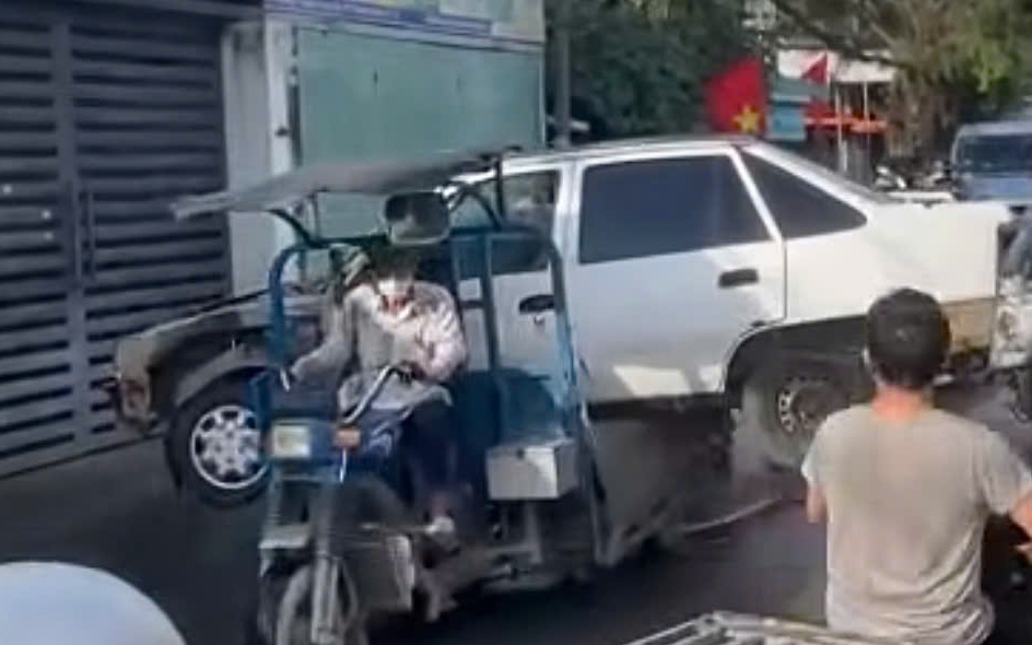 Thông tin mới vụ xe ba gác "cõng" ô tô gây bức xúc ở TP HCM