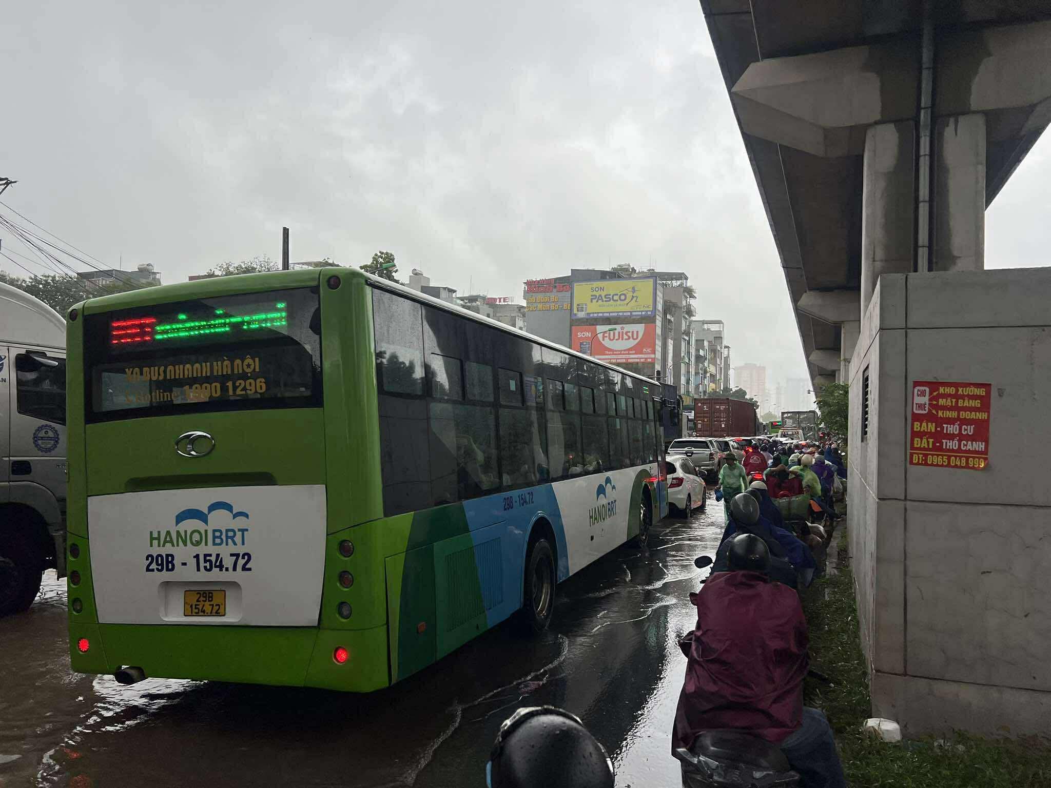 Hà Nội mưa to do ảnh hưởng bão số 5, đường phố ngập nặng, giao thông ách tắc - Ảnh 10.