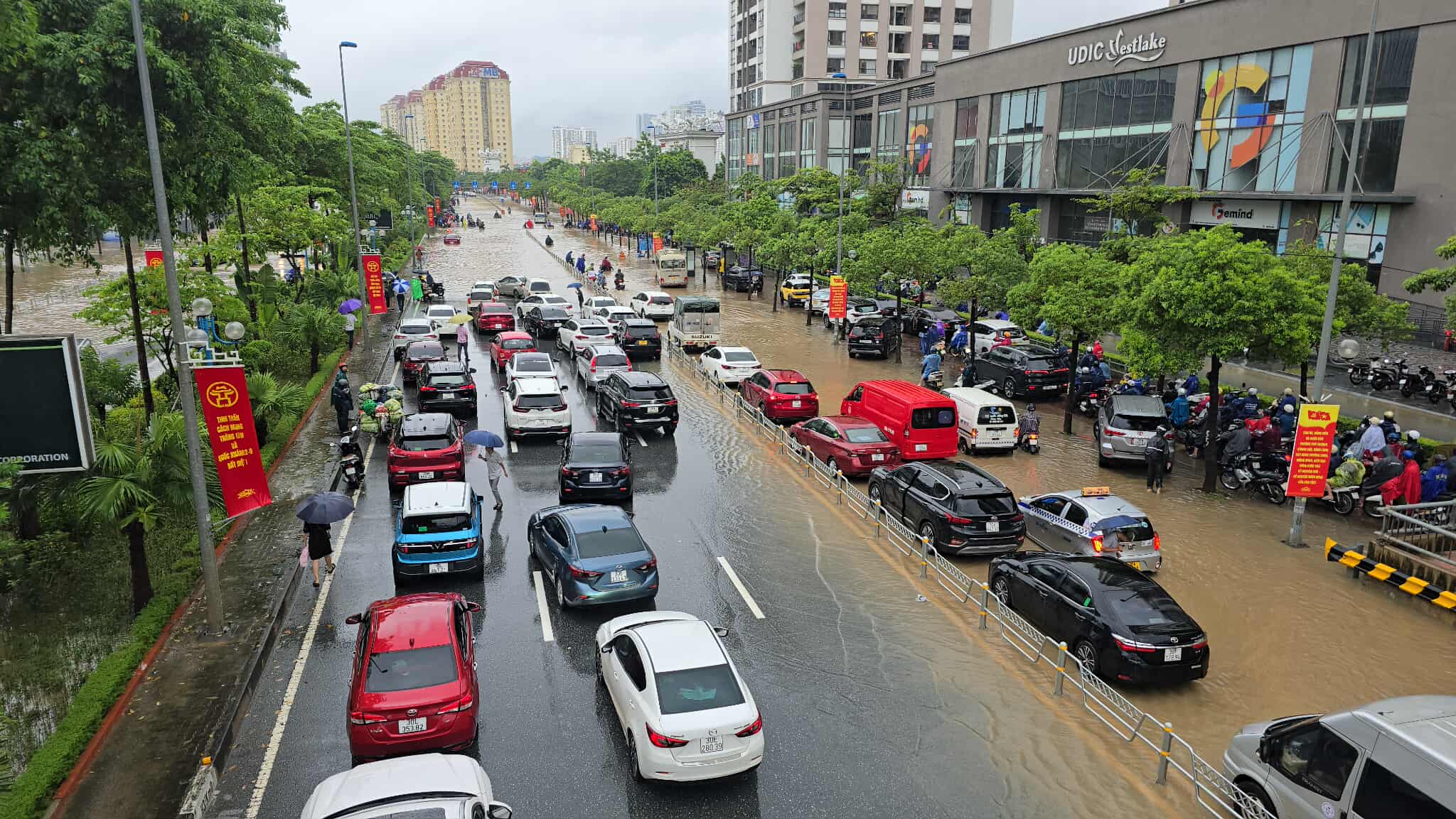Hà Nội mưa to do ảnh hưởng bão số 5, đường phố ngập nặng, giao thông ách tắc - Ảnh 3.