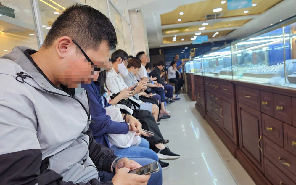 Thị trường vàng có diễn biến lạ sau quyết định xóa độc quyền vàng miếng SJC - Ảnh 2.