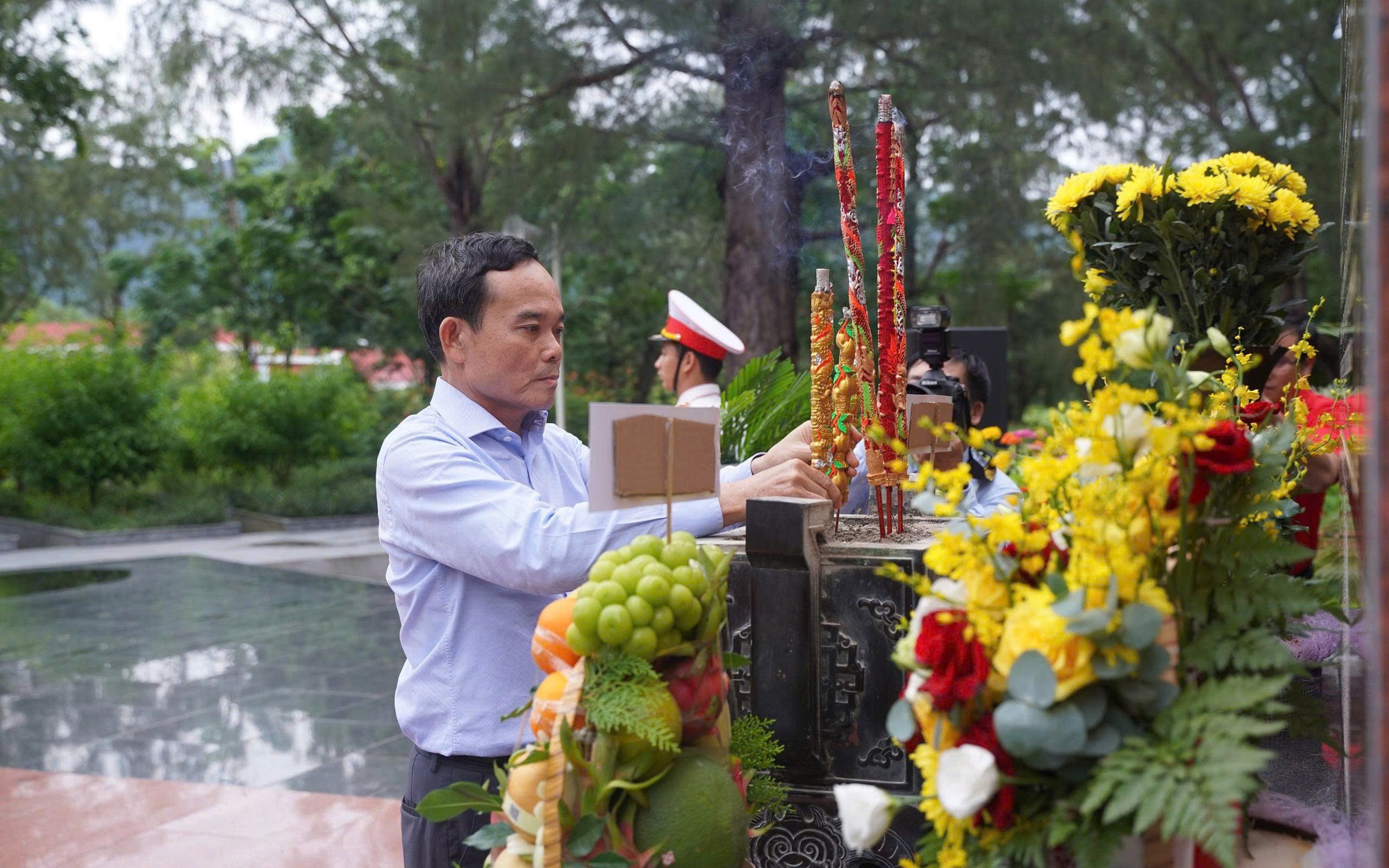 Bí thư Thành ủy TP HCM Trần Lưu Quang tri ân các Anh hùng liệt sĩ, đồng bào yêu nước tại Côn Đảo