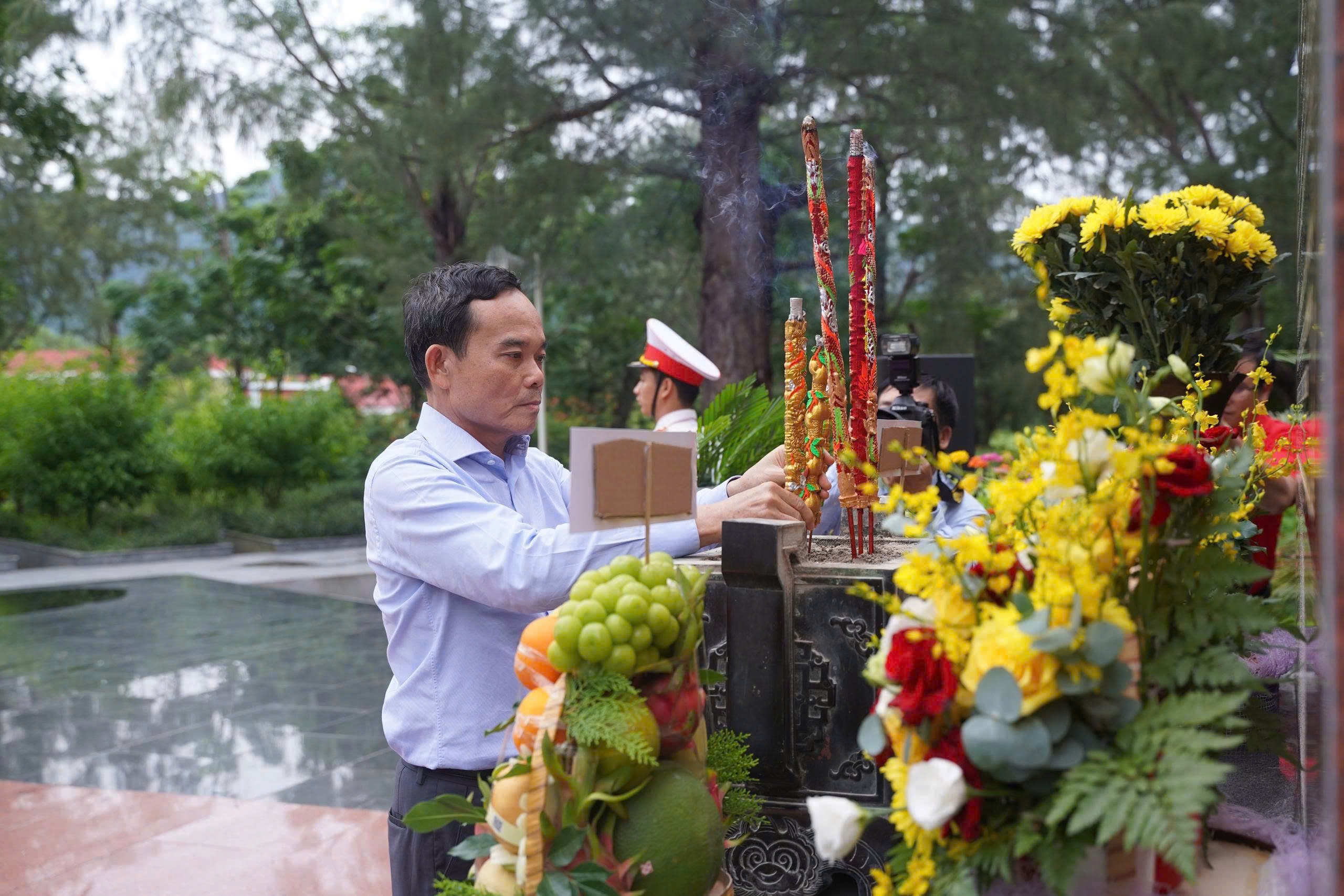Bí thư Thành ủy TP HCM Trần Lưu Quang tri ân các Anh hùng liệt sĩ, đồng bào yêu nước tại Côn Đảo- Ảnh 2.