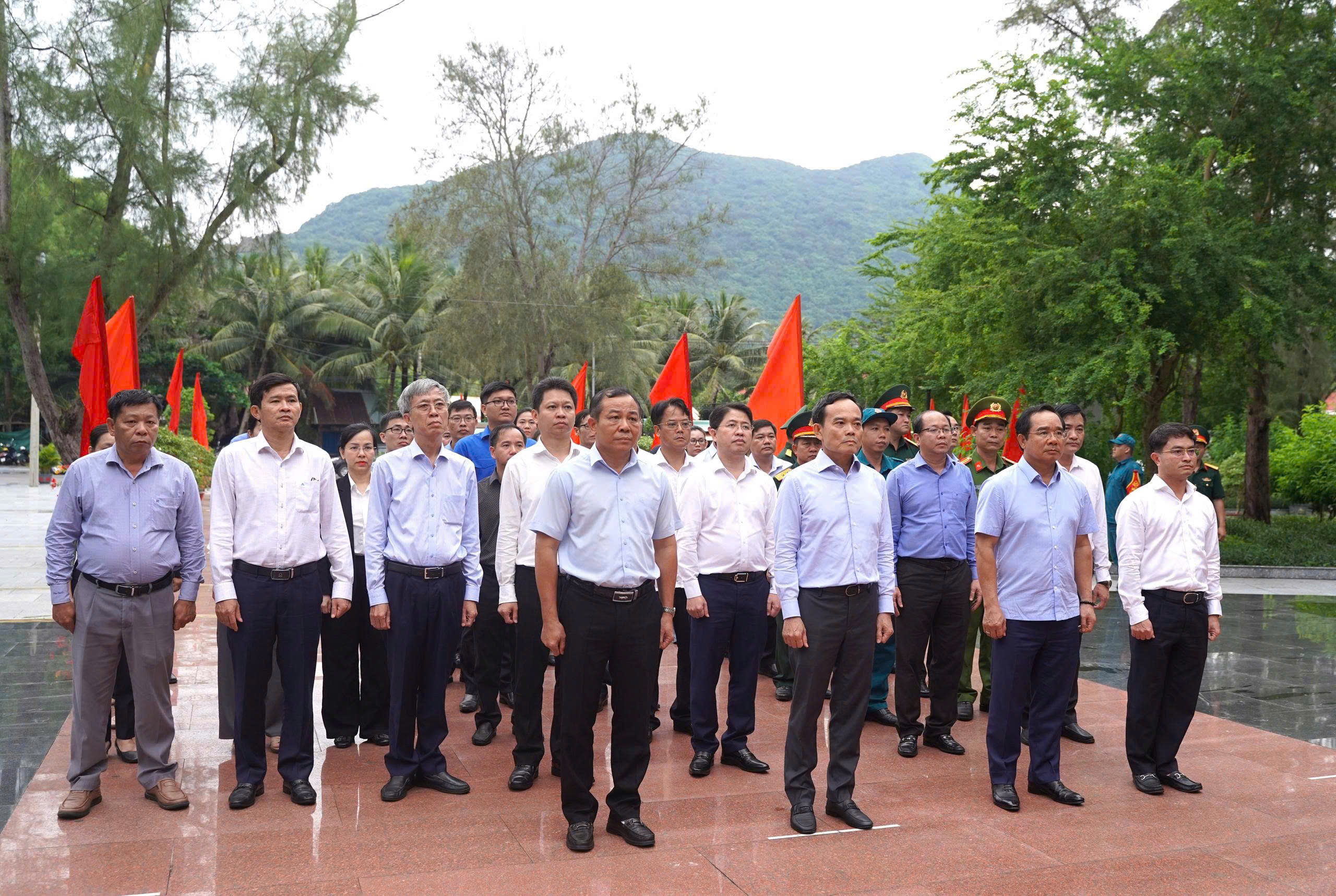 Bí thư Thành ủy TP HCM Trần Lưu Quang tri ân các Anh hùng liệt sĩ, đồng bào yêu nước tại Côn Đảo- Ảnh 1.