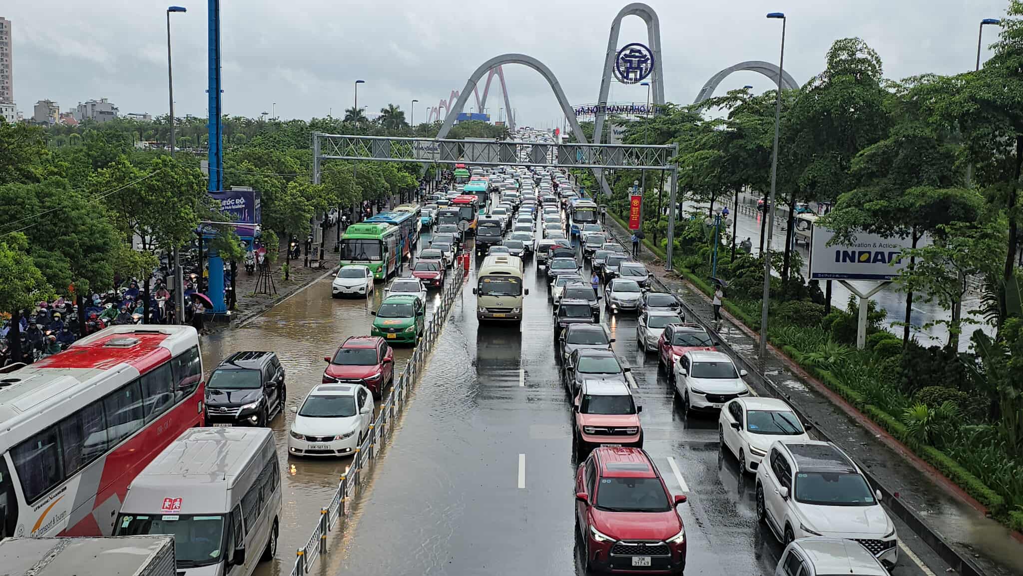 Hà Nội mưa to do ảnh hưởng bão số 5, đường phố ngập nặng, giao thông ách tắc - Ảnh 2.