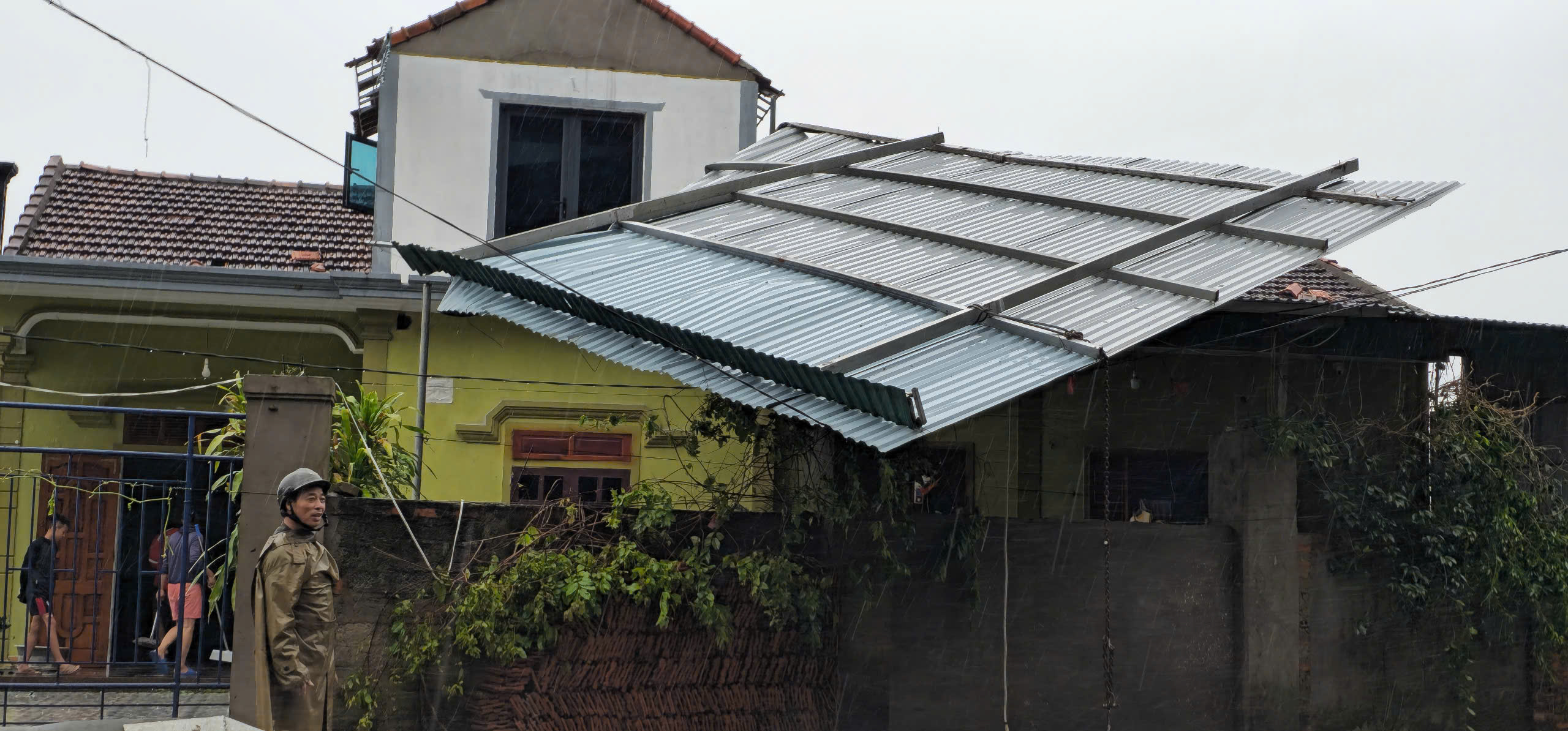 Cận cảnh tan hoang sau bão số 5 ở Hà Tĩnh - Ảnh 5.