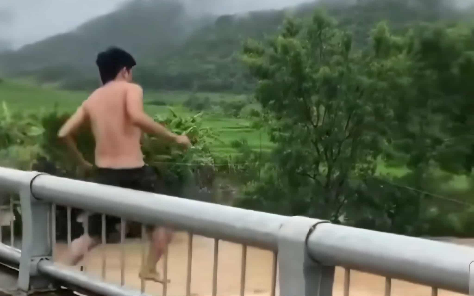 VIDEO: Người đàn ông bất ngờ trèo lan can cầu, lao xuống dòng nước lũ chảy xiết