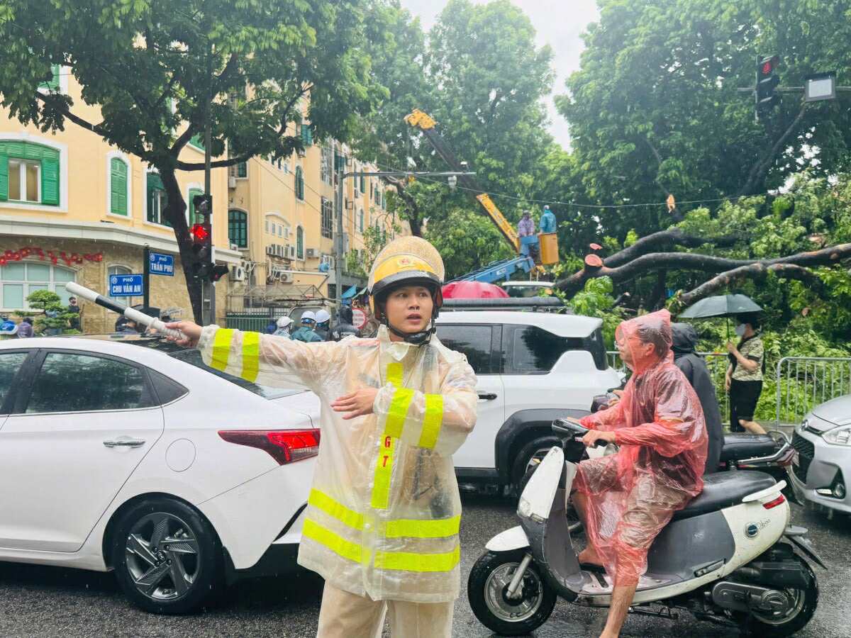 Hà Nội mưa to do ảnh hưởng bão số 5, đường phố ngập nặng, giao thông ách tắc - Ảnh 33.