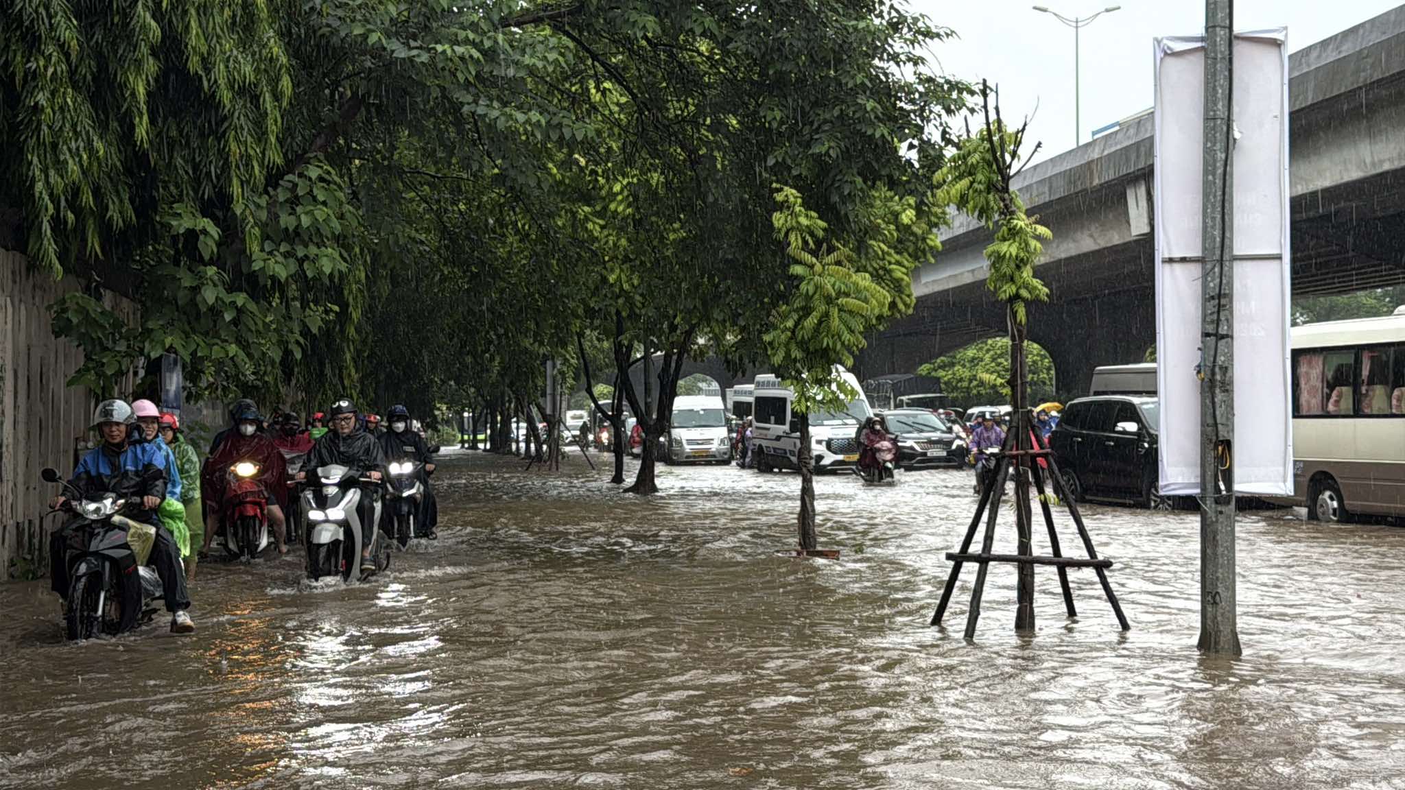 Hà Nội mưa to do ảnh hưởng bão số 5, đường phố ngập nặng, giao thông ách tắc - Ảnh 21.