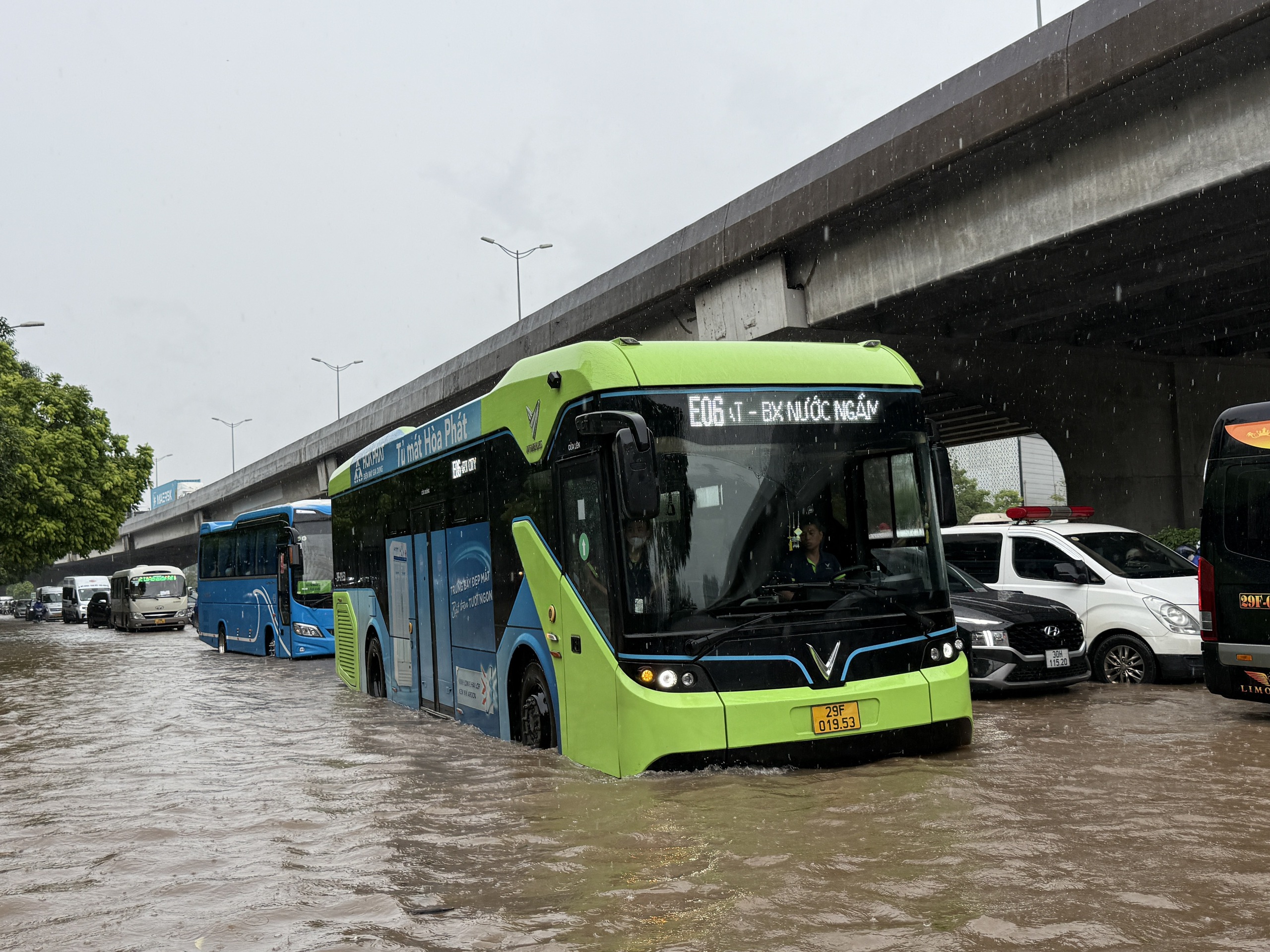 Hà Nội mưa to do ảnh hưởng bão số 5, đường phố ngập nặng, giao thông ách tắc - Ảnh 16.