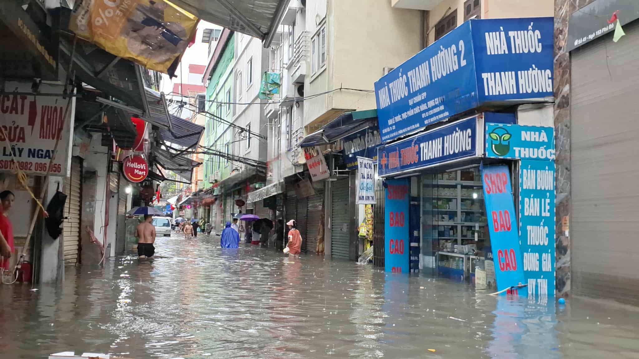 Hà Nội mưa to do ảnh hưởng bão số 5, đường phố ngập nặng, giao thông ách tắc - Ảnh 22.