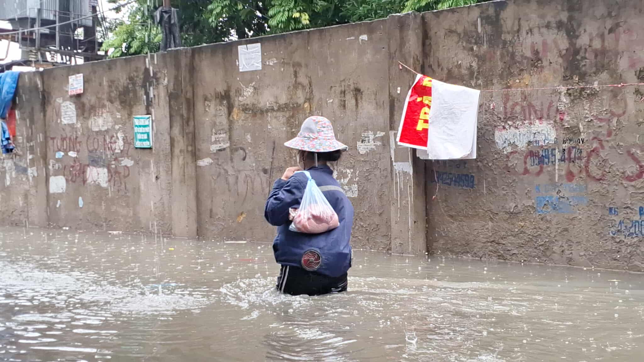 Hà Nội mưa to do ảnh hưởng bão số 5, đường phố ngập nặng, giao thông ách tắc - Ảnh 24.