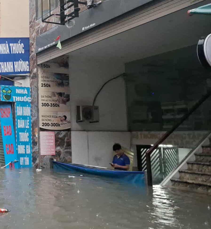 Hà Nội mưa to do ảnh hưởng bão số 5, đường phố ngập nặng, giao thông ách tắc - Ảnh 25.