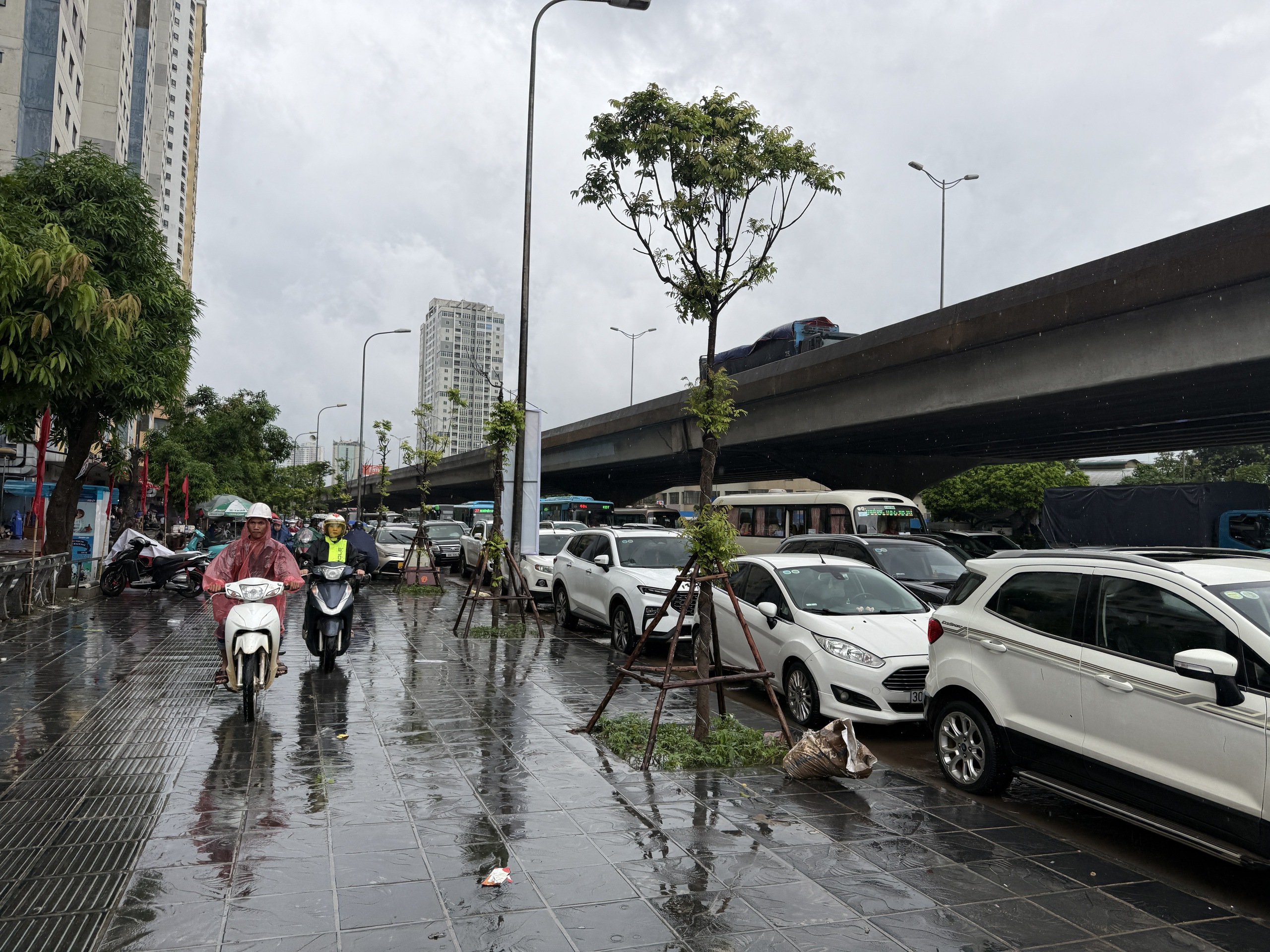 Hà Nội mưa to do ảnh hưởng bão số 5, đường phố ngập nặng, giao thông ách tắc - Ảnh 5.