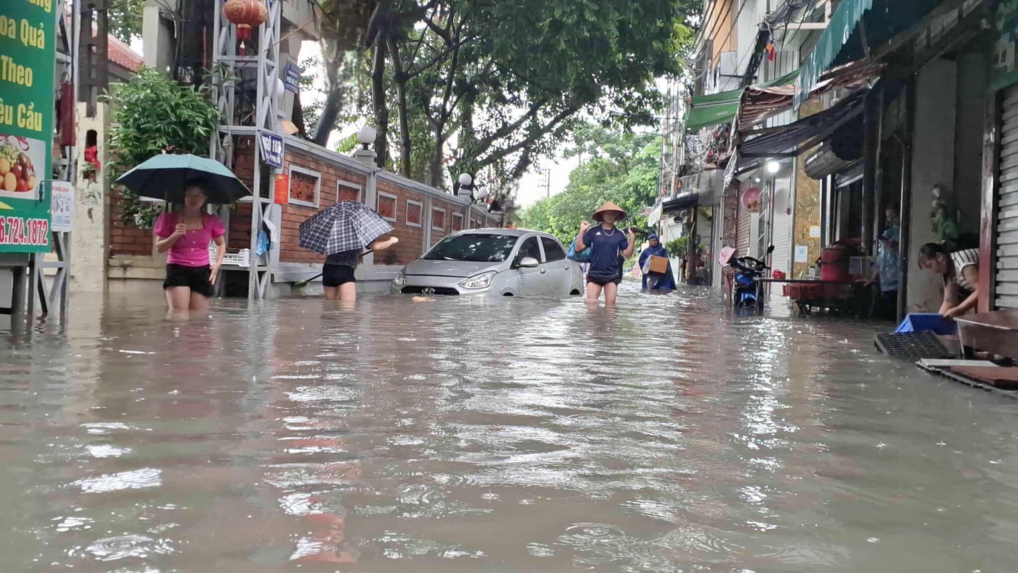 Hà Nội mưa to do ảnh hưởng bão số 5, đường phố ngập nặng, giao thông ách tắc - Ảnh 23.