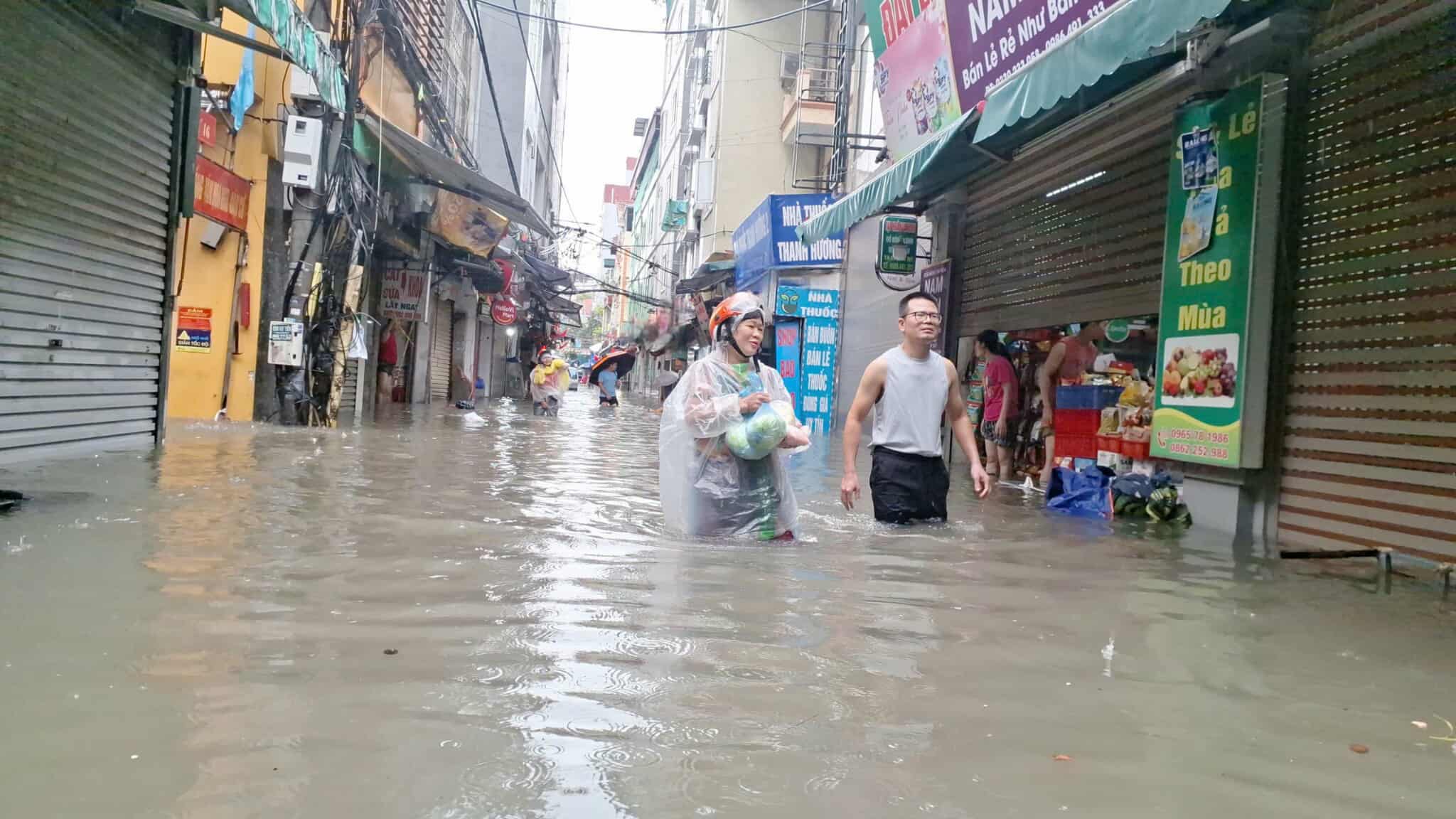 Hà Nội mưa to do ảnh hưởng bão số 5, đường phố ngập nặng, giao thông ách tắc - Ảnh 30.