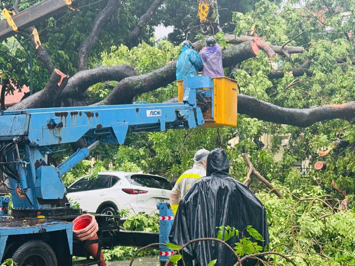 Hà Nội mưa to do ảnh hưởng bão số 5, đường phố ngập nặng, giao thông ách tắc - Ảnh 32.