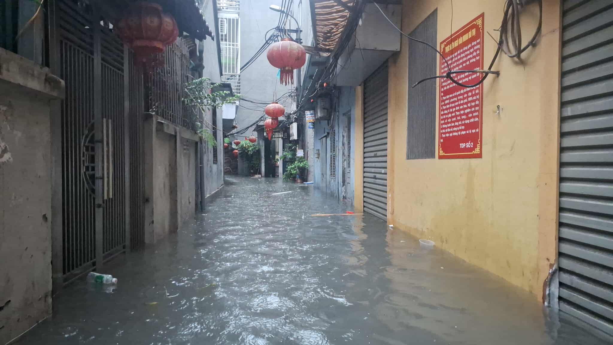 Hà Nội mưa to do ảnh hưởng bão số 5, đường phố ngập nặng, giao thông ách tắc - Ảnh 27.