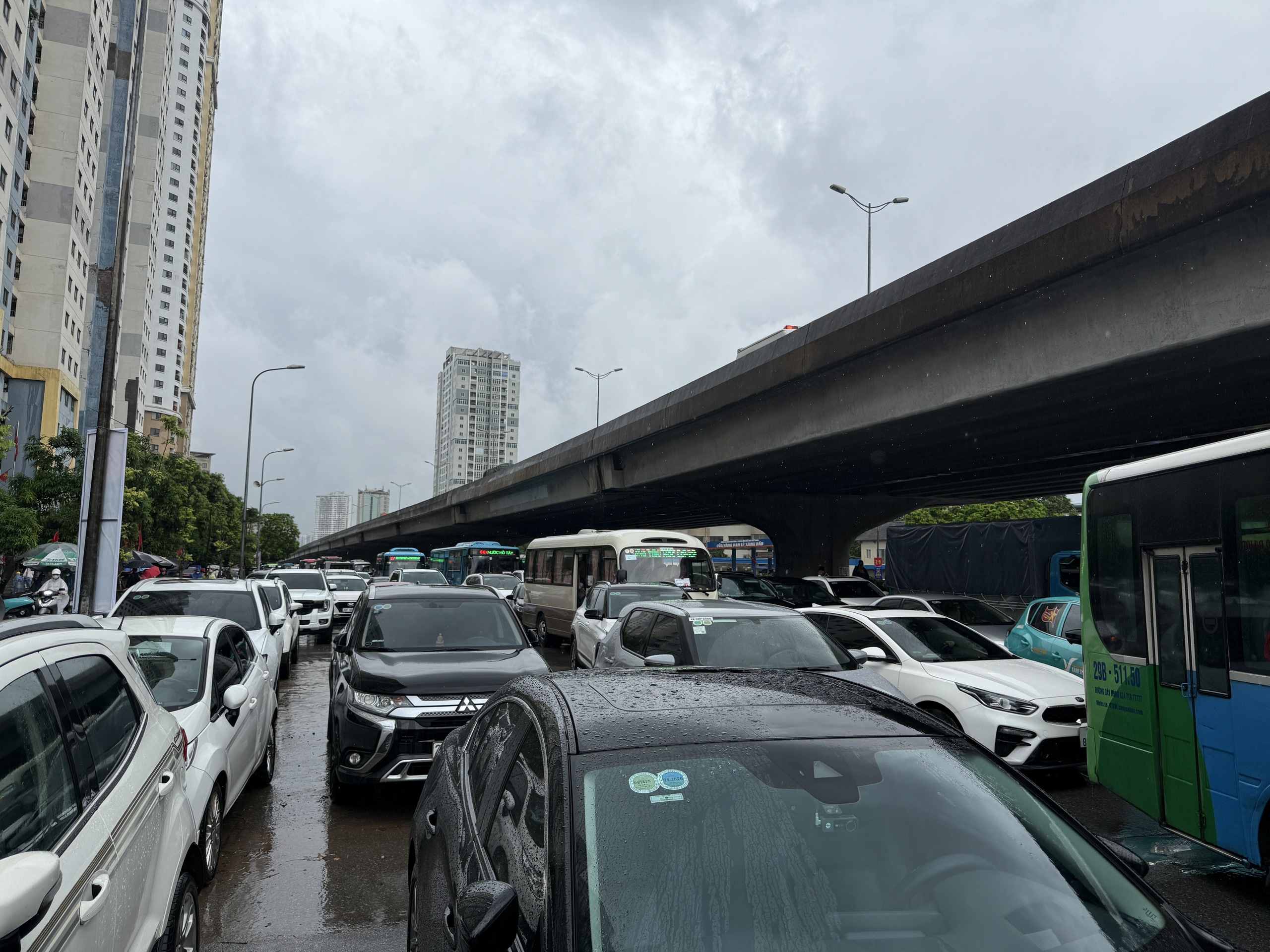 Hà Nội mưa to do ảnh hưởng bão số 5, đường phố ngập nặng, giao thông ách tắc - Ảnh 4.