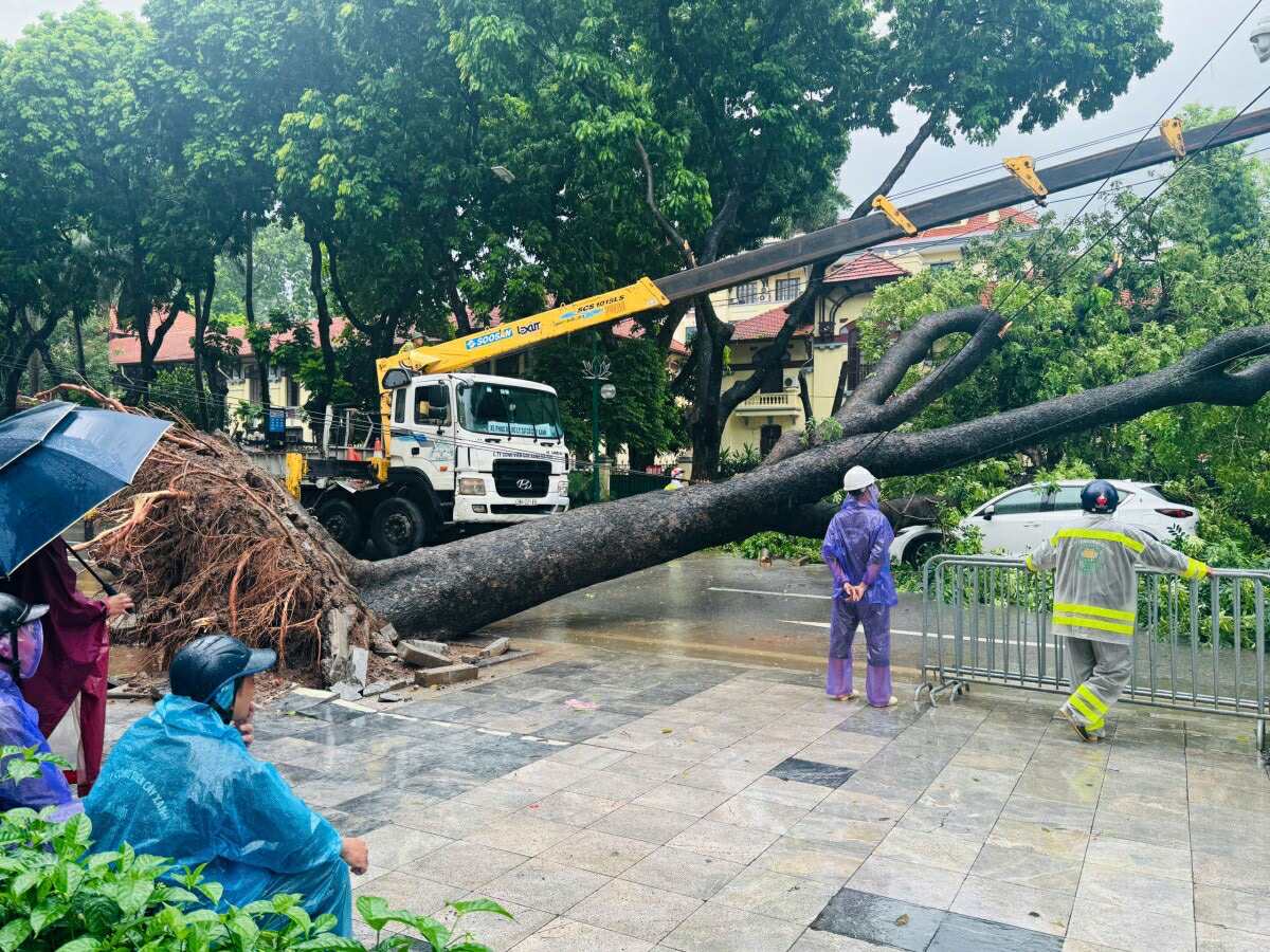 Hà Nội mưa to do ảnh hưởng bão số 5, đường phố ngập nặng, giao thông ách tắc - Ảnh 31.