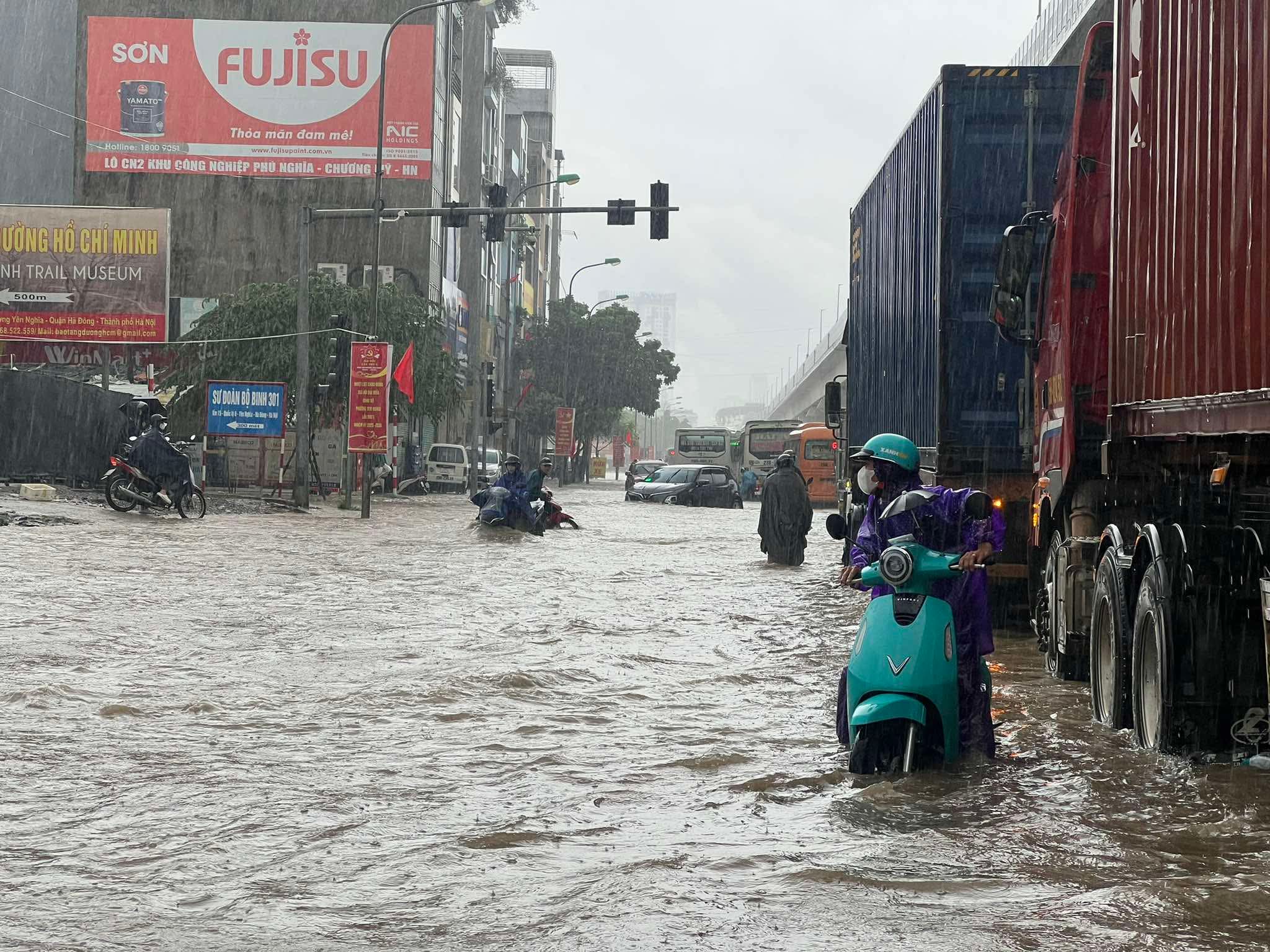 Hà Nội mưa to do ảnh hưởng bão số 5, đường phố ngập nặng, giao thông ách tắc - Ảnh 9.