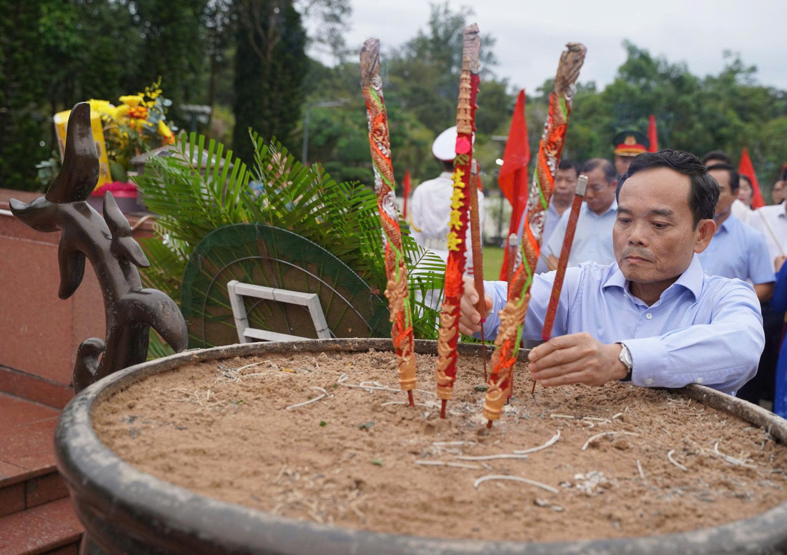 Bí thư Thành ủy TP HCM Trần Lưu Quang tri ân các Anh hùng liệt sĩ, đồng bào yêu nước tại Côn Đảo- Ảnh 4.